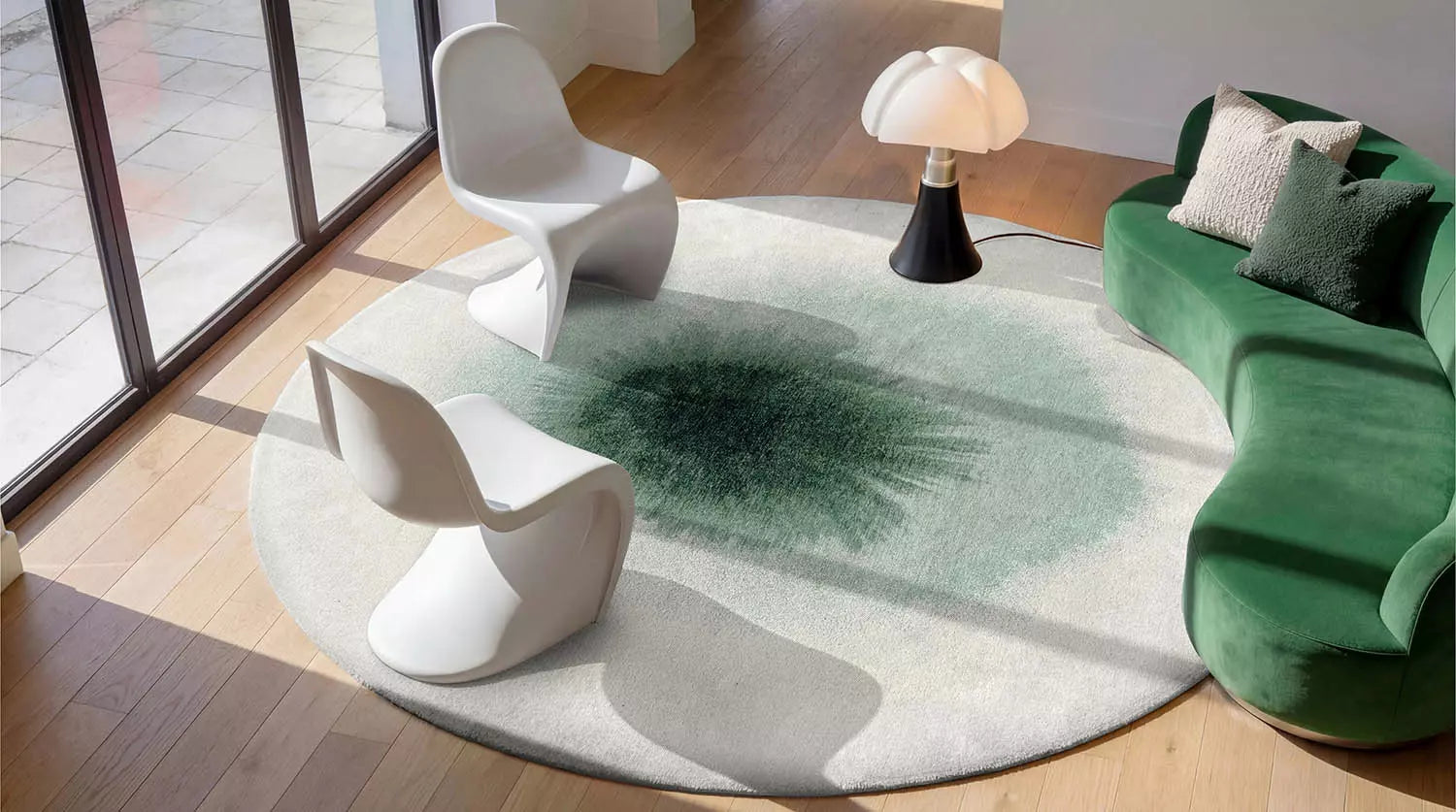 Round DROP rug in white with dark green