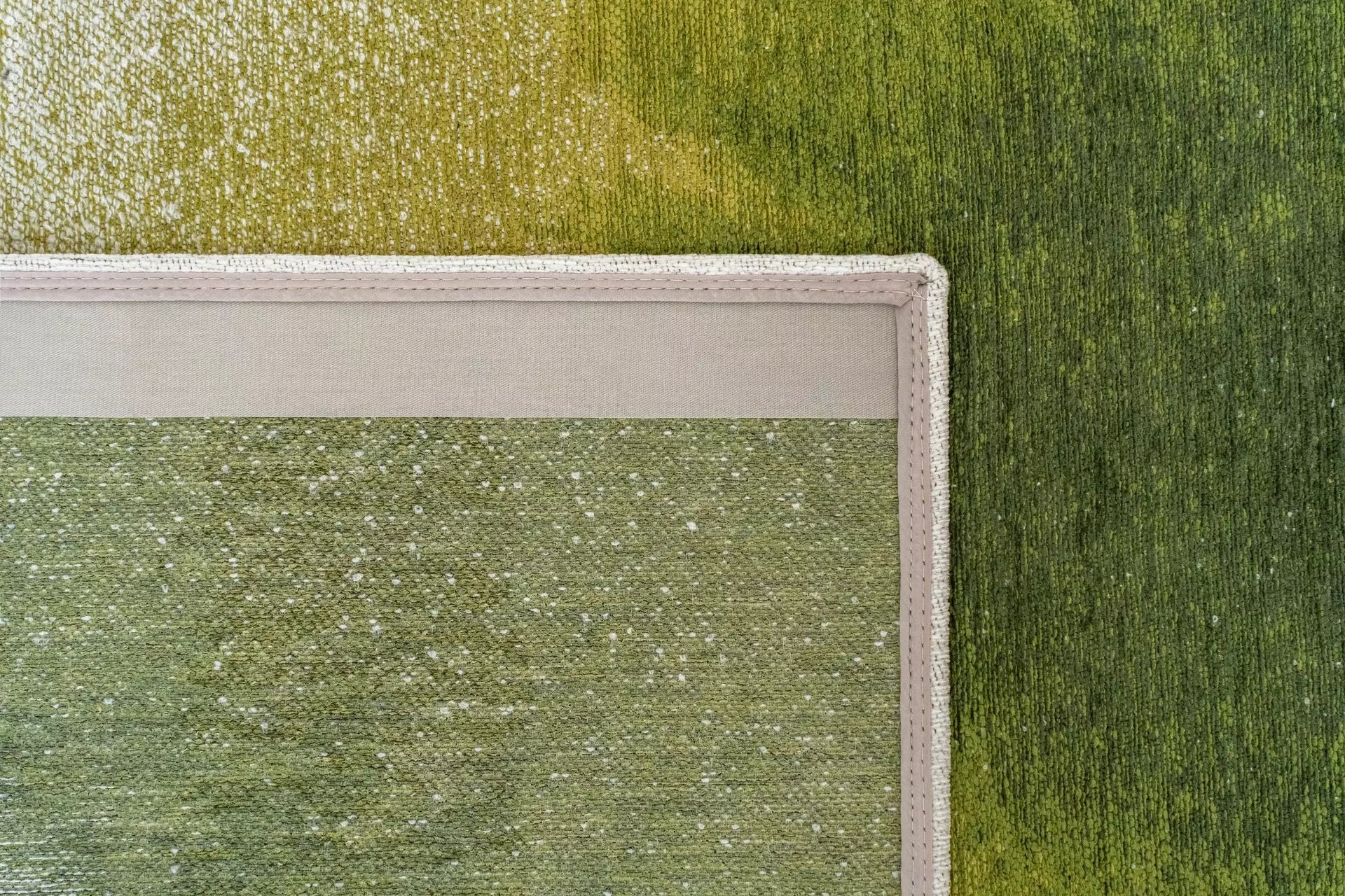 DROP rug white with green