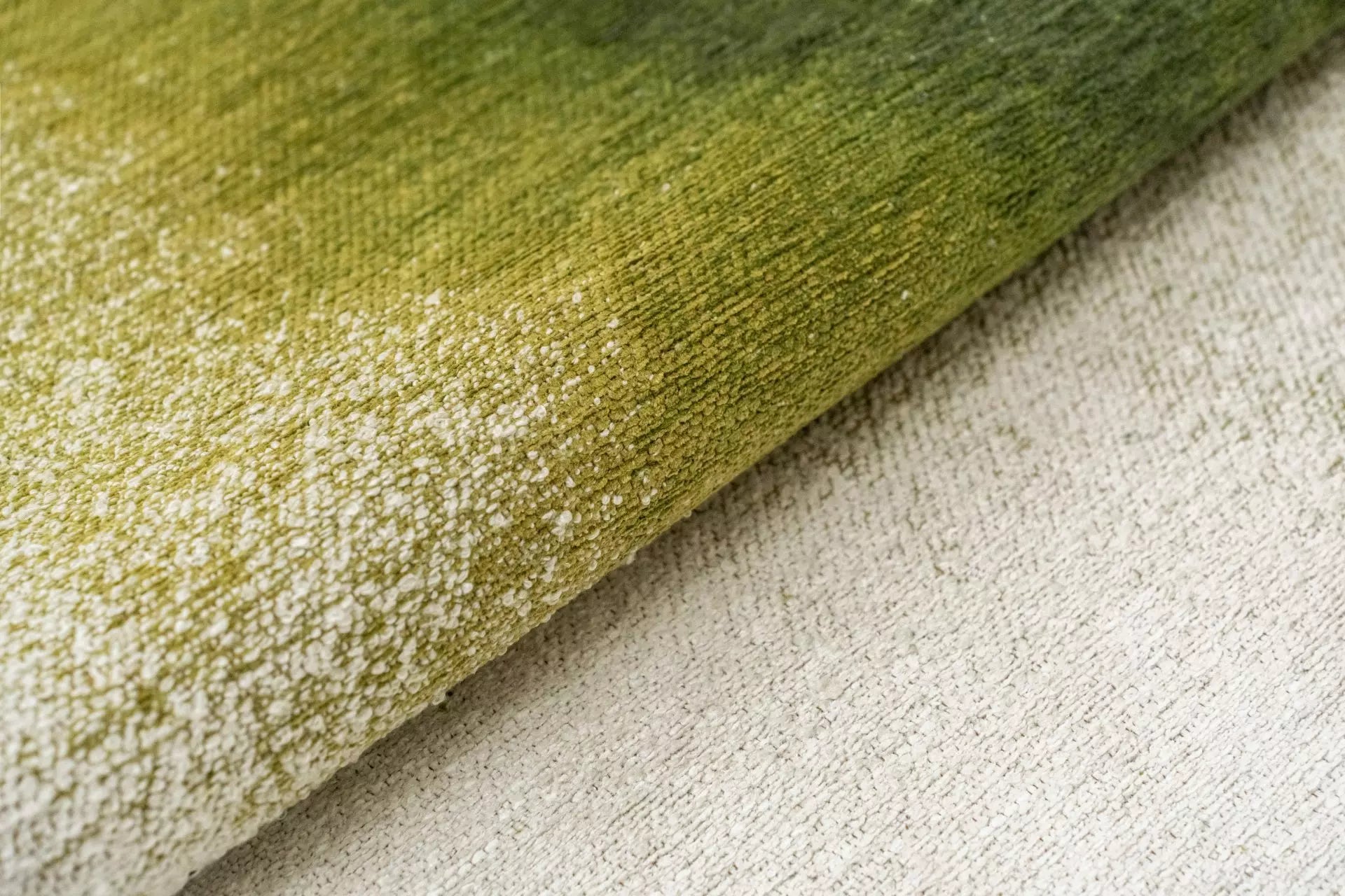 DROP rug white with green