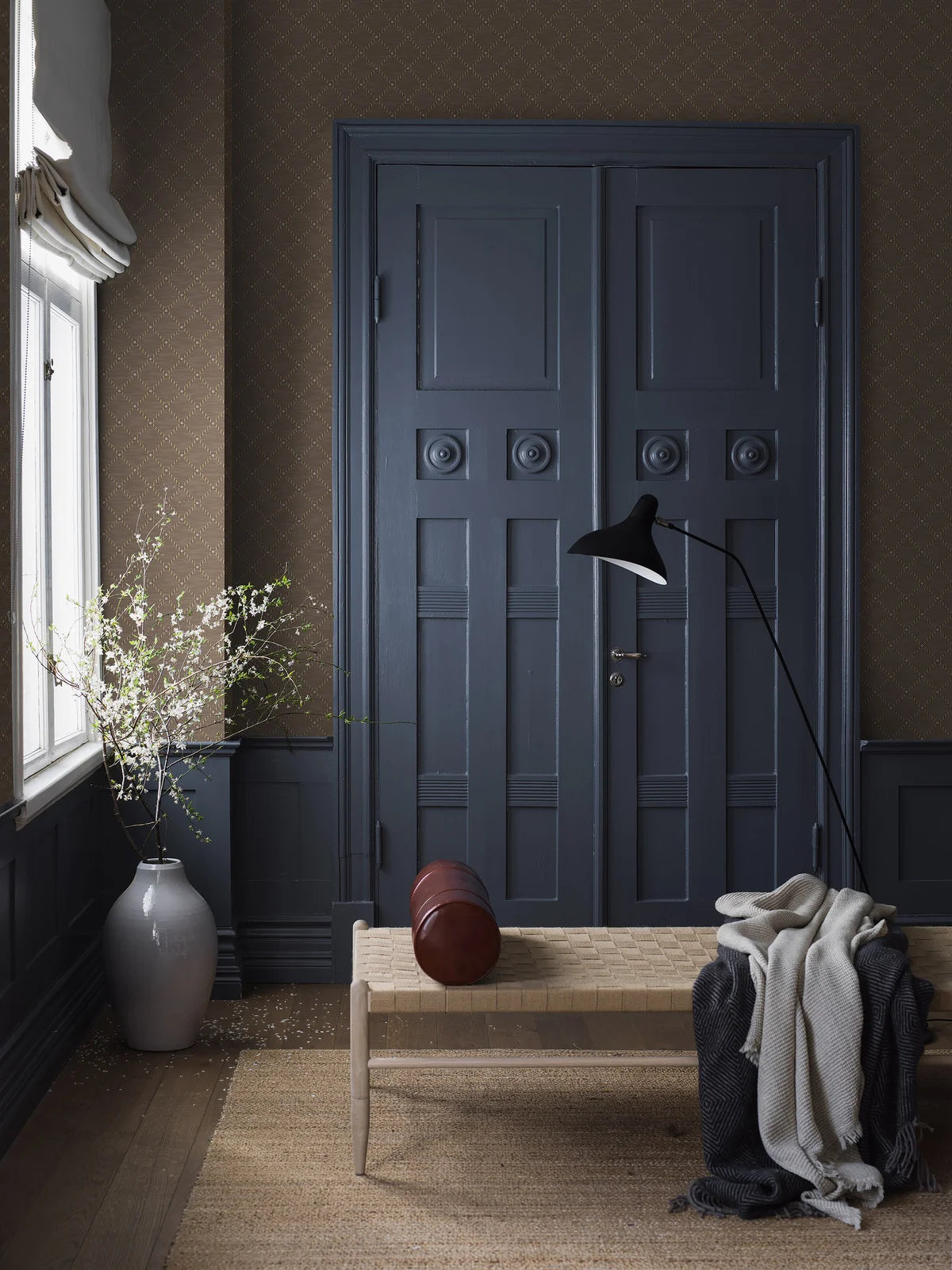 Tapete mit geometrischem Muster GOLDEN TRELLIS braun mit goldenen Akzenten