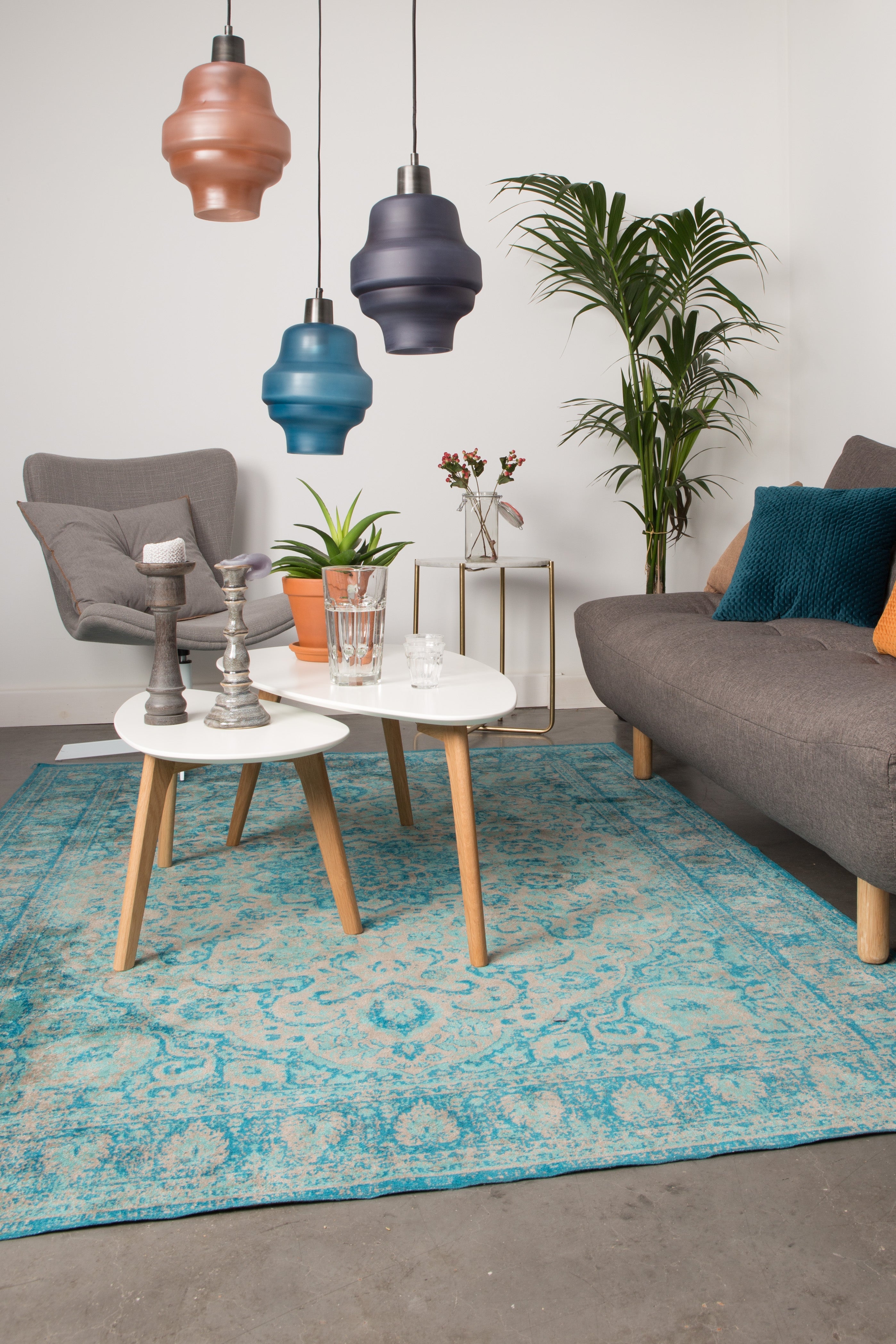 Ein Satz weißer Tropfen mit einer Holzbasis