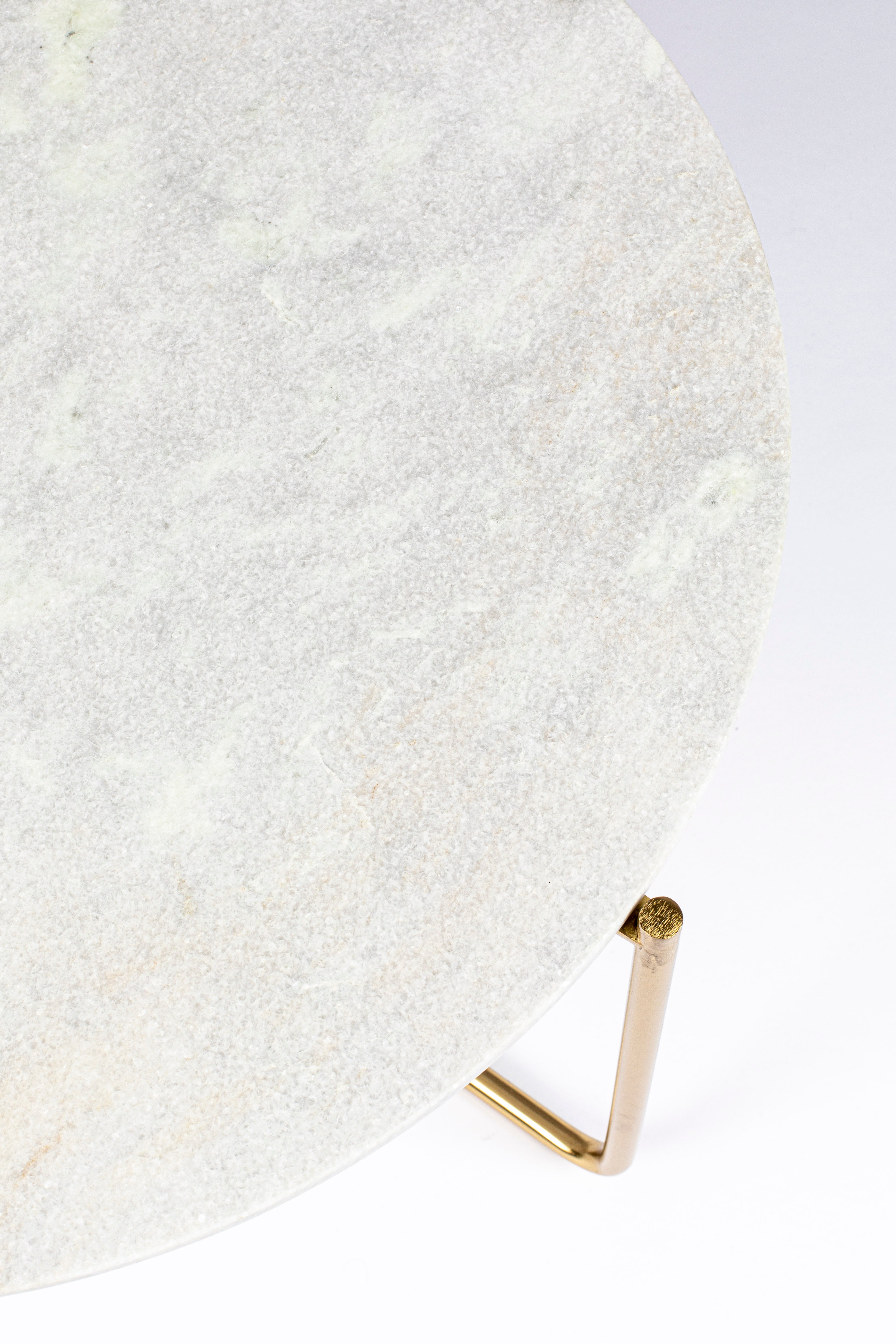 Timpa Couchtisch weißer Marmor mit einer goldenen Basis