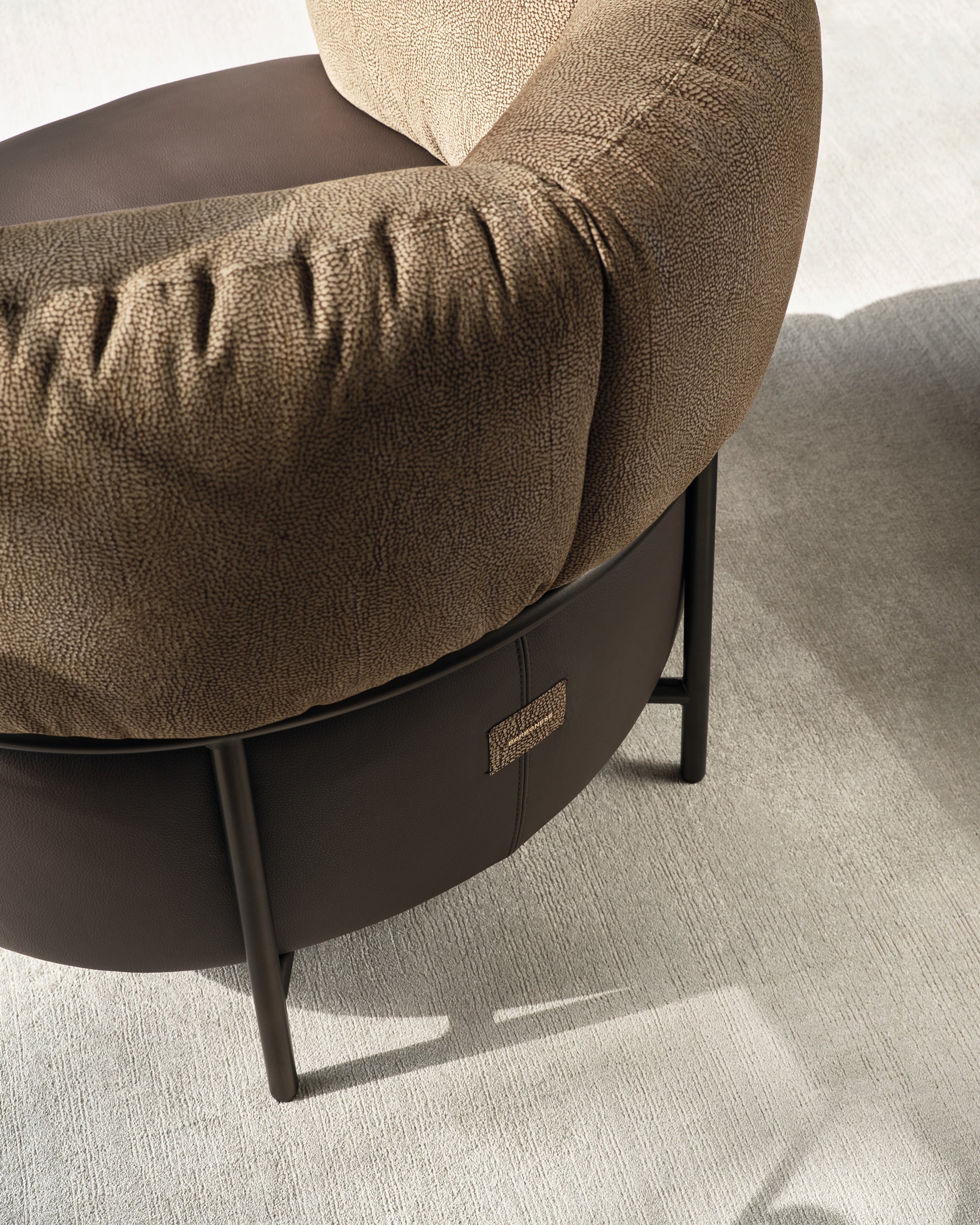 Armchair QUADROTTA brown base