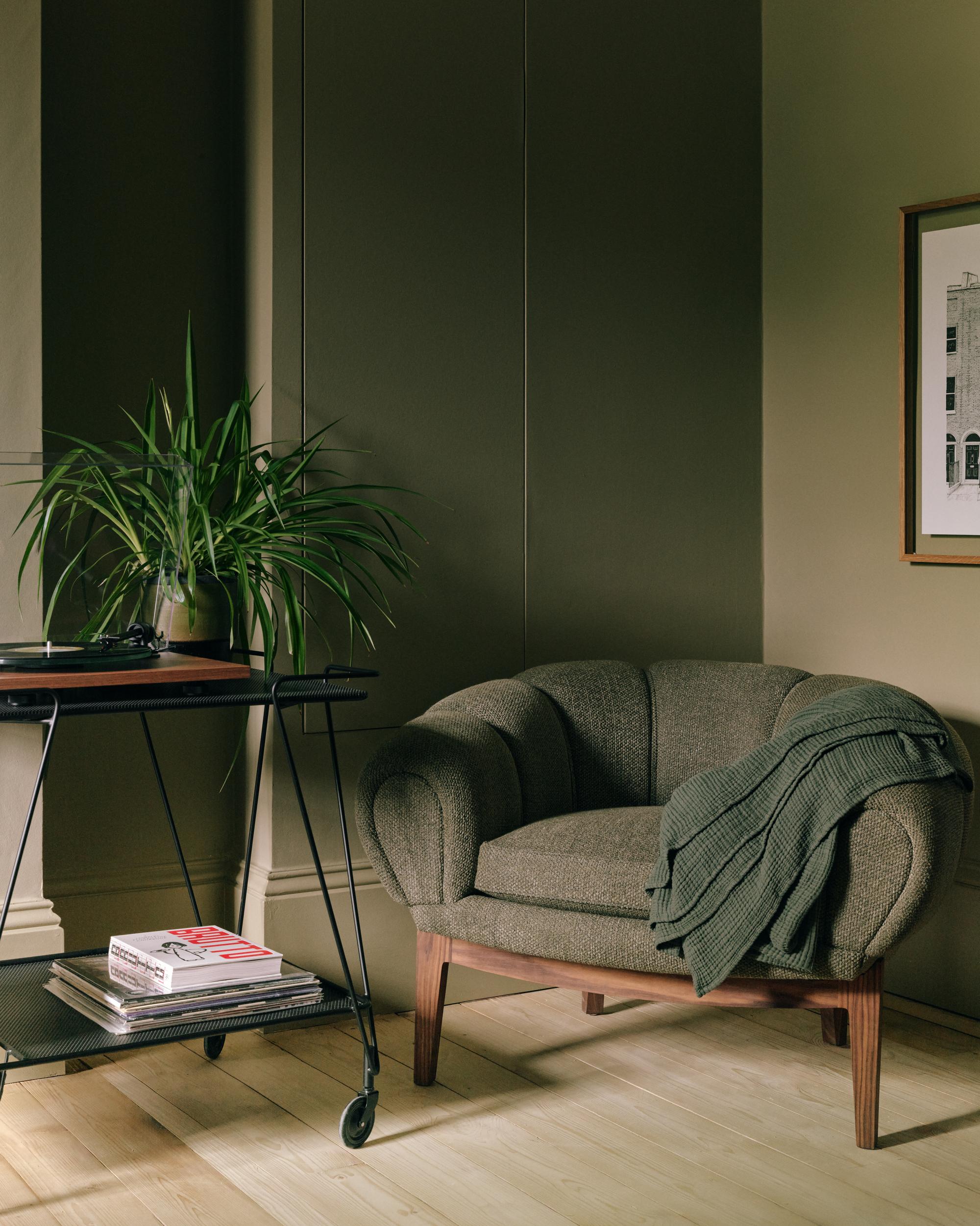 Polsterstuhl CROISSANT mit Nussbaumfuß