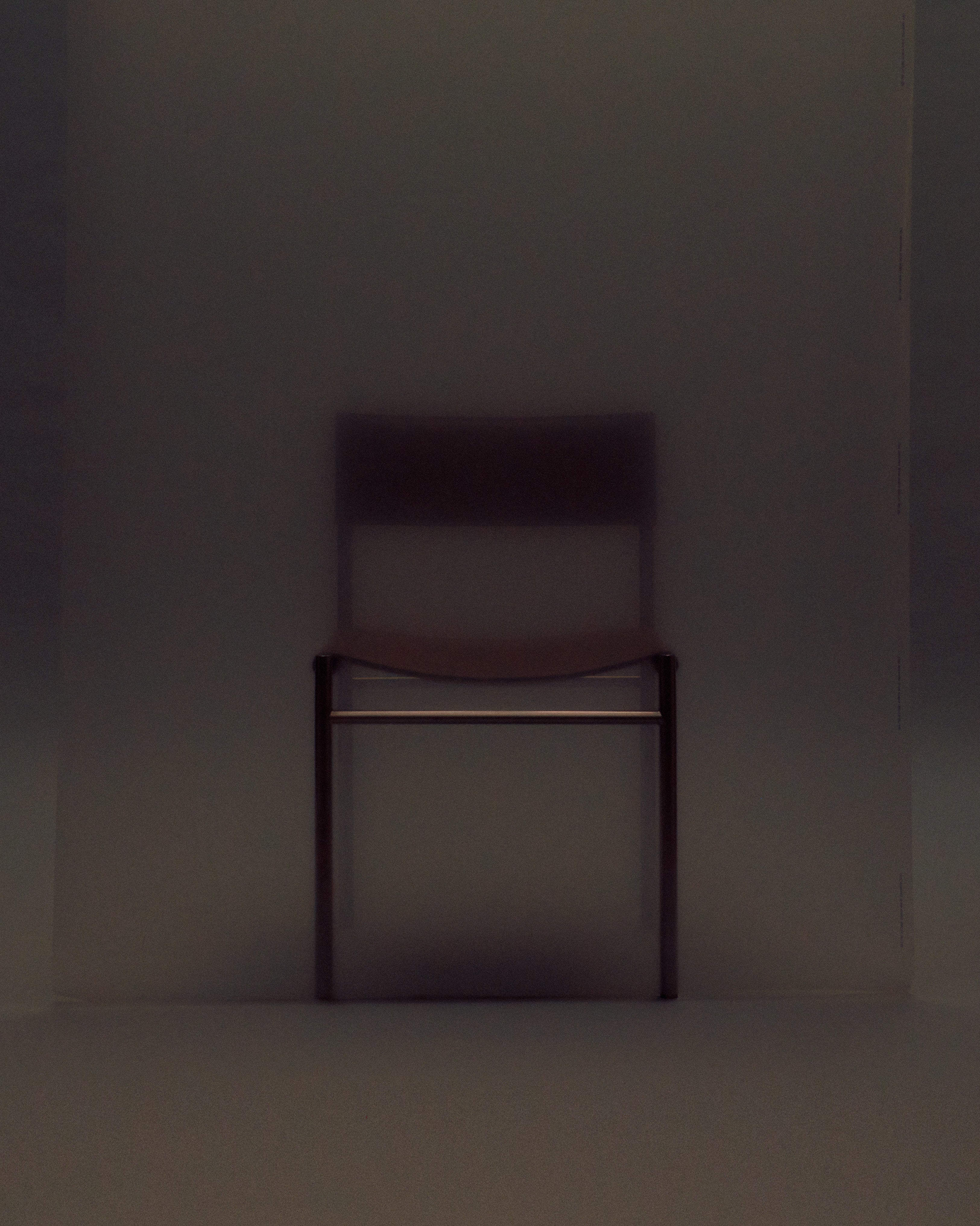 Stuhl FERRA aus Stahl und Leder