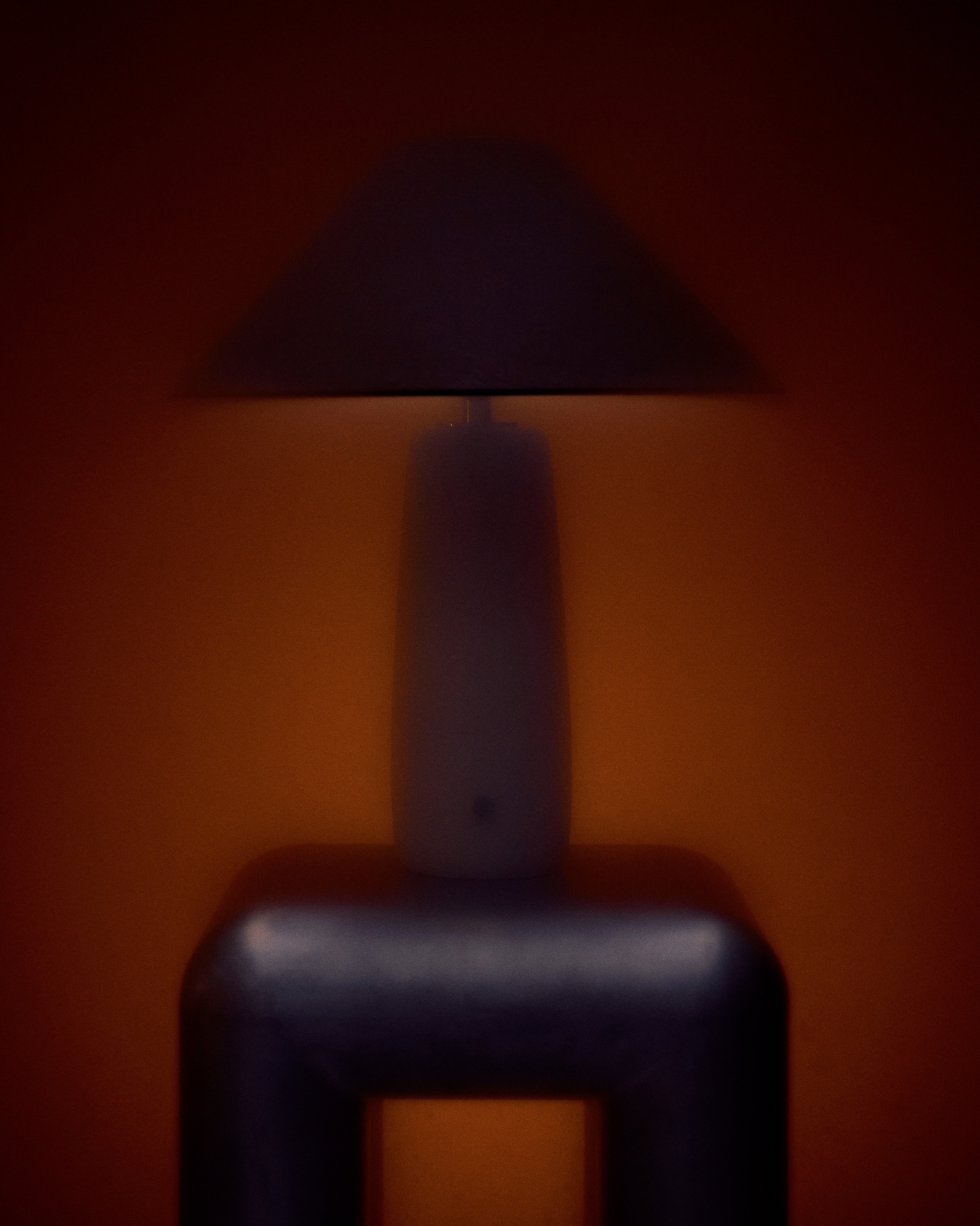 Tischlampe BATON aus Beton mit braunem Schirm