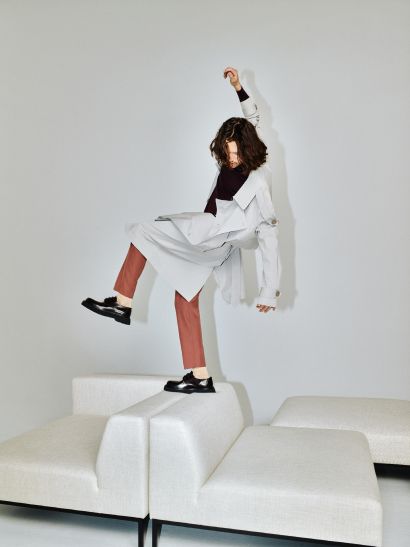 Puff HOLDEN gepolstert mit schwarzem Fuß