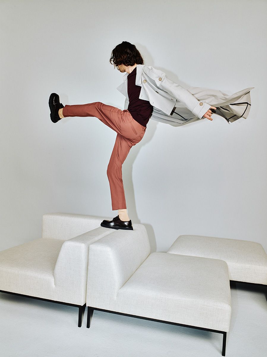 Puff HOLDEN gepolstert mit schwarzem Fuß