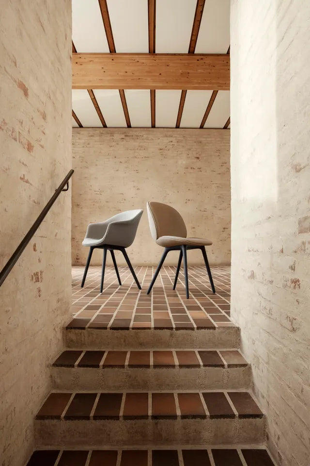 BAT Stuhl grau mit schwarzem Fuß