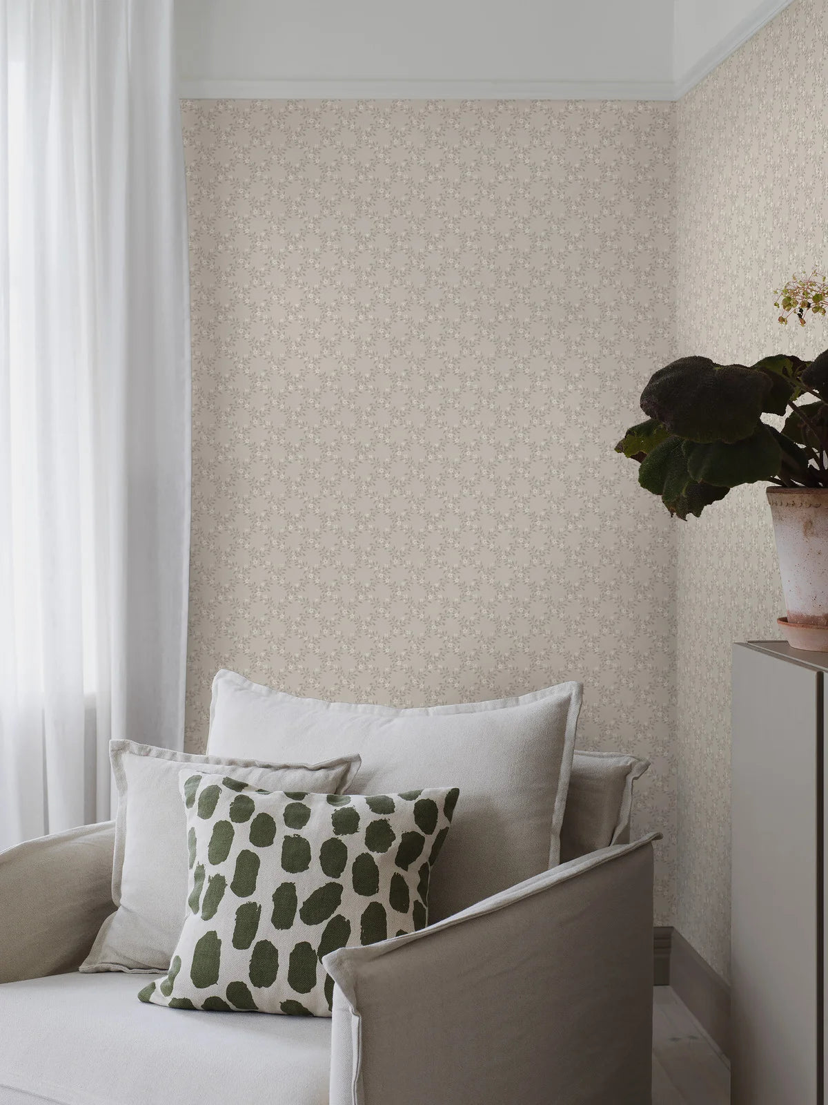 Beige floral motif wallpaper SOMMARSLÖJA with white