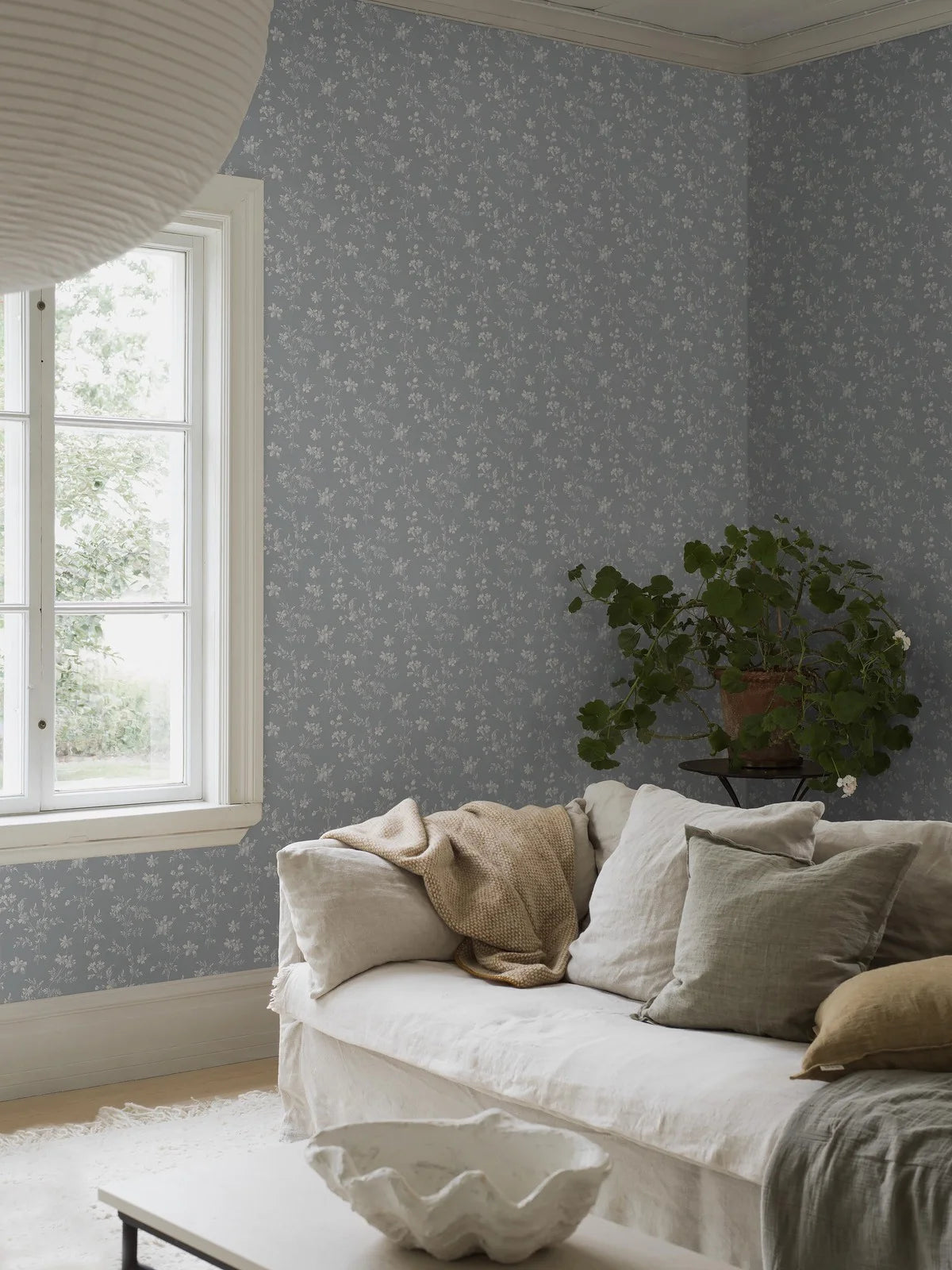 Tapete mit Pflanzenmotiv ÄNGSBLOMMA blau mit Weiß