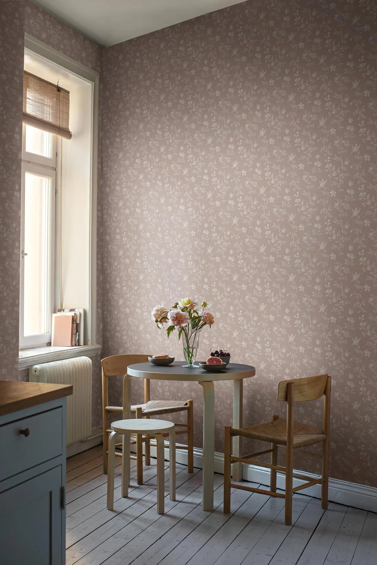 Tapete mit Pflanzenmotiv ÄNGSBLOMMA braun