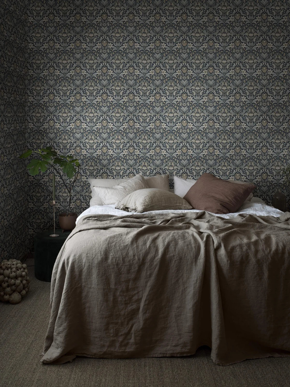 Floral Pattern Wallpaper BLOMSTERFRÖJD Navy with Green