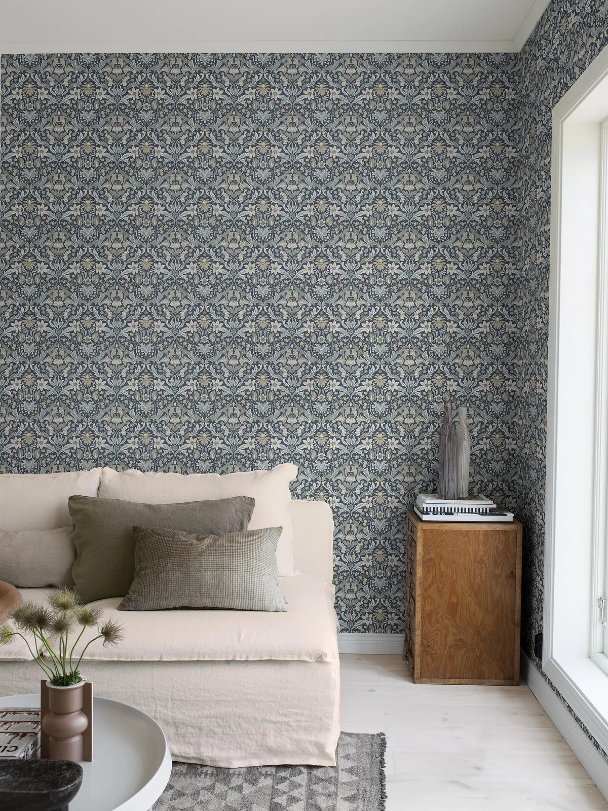Tapete mit Pflanzenmotiv BLOMSTERFRÖJD in Marineblau mit Grün