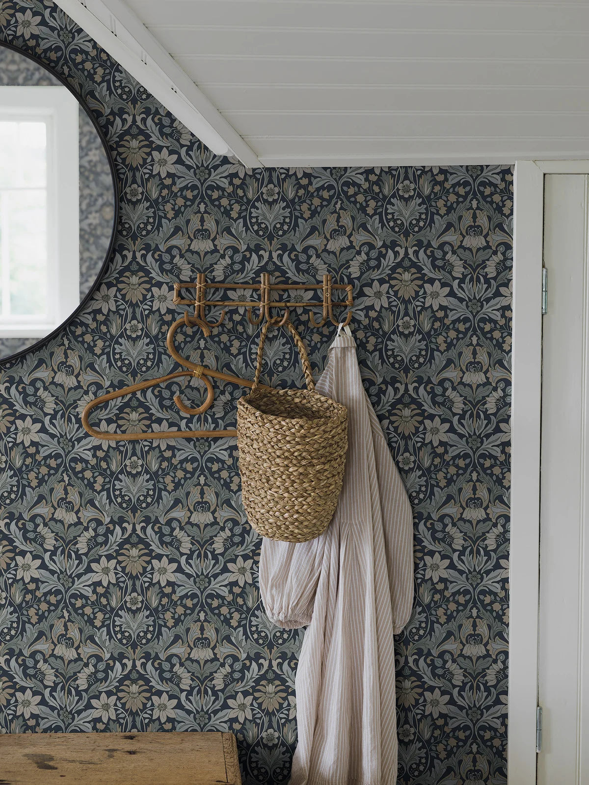 Tapete mit Pflanzenmotiv BLOMSTERFRÖJD in Marineblau mit Grün