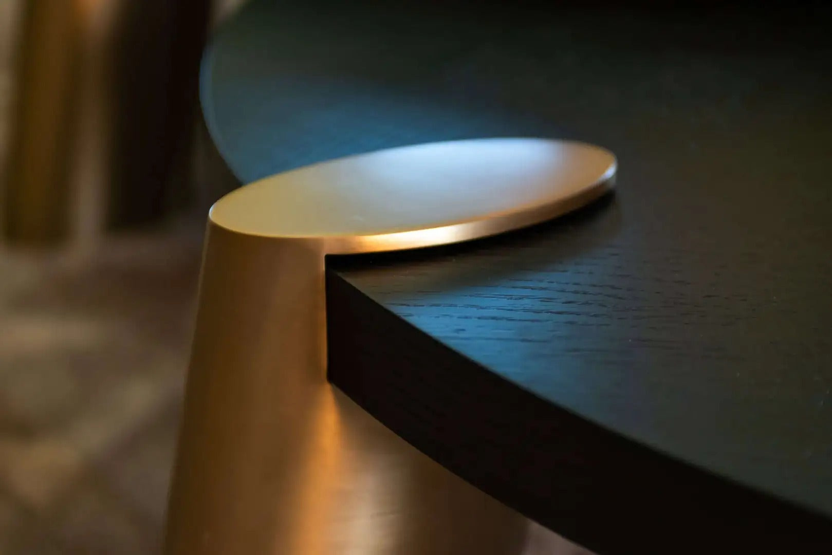 Set von Couchtischen BRODY schwarz mit messingfarbenem Gestell