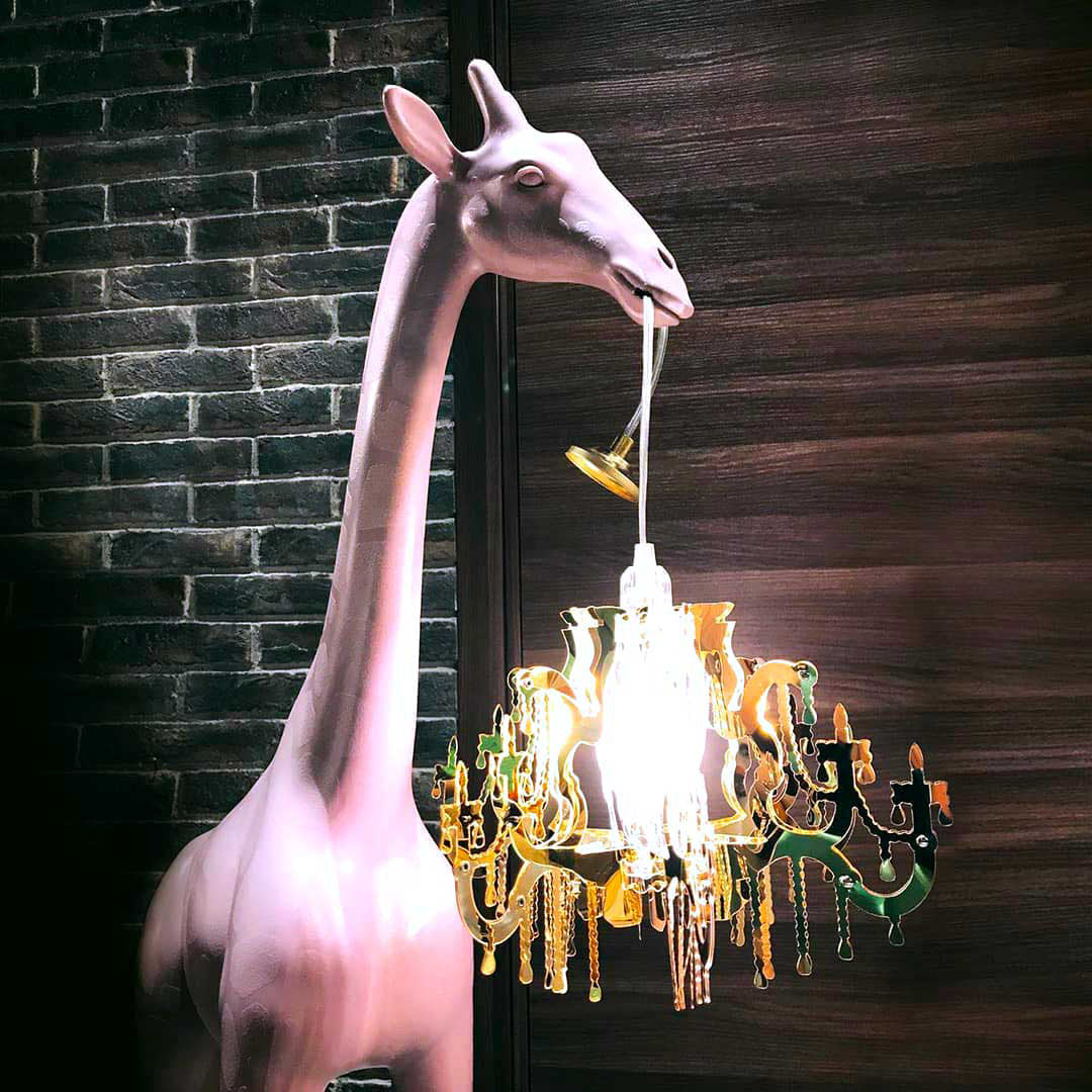 Lampe GIRAFFE IN LOVE M weiß mit rotem Schirm