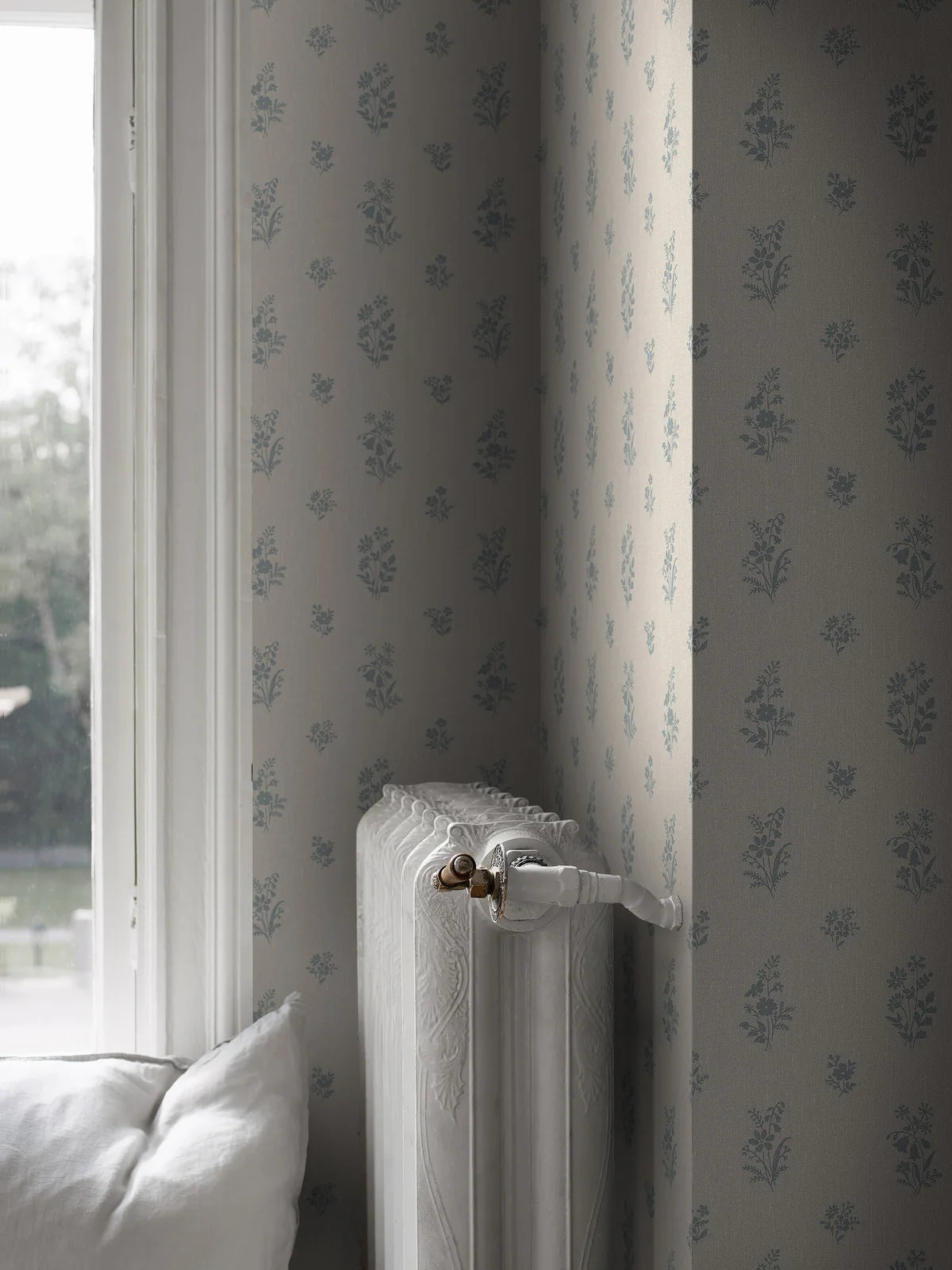 Vlies-Tapete mit pflanzlichem Muster PETIT FLEURS beige mit blauem Akzent