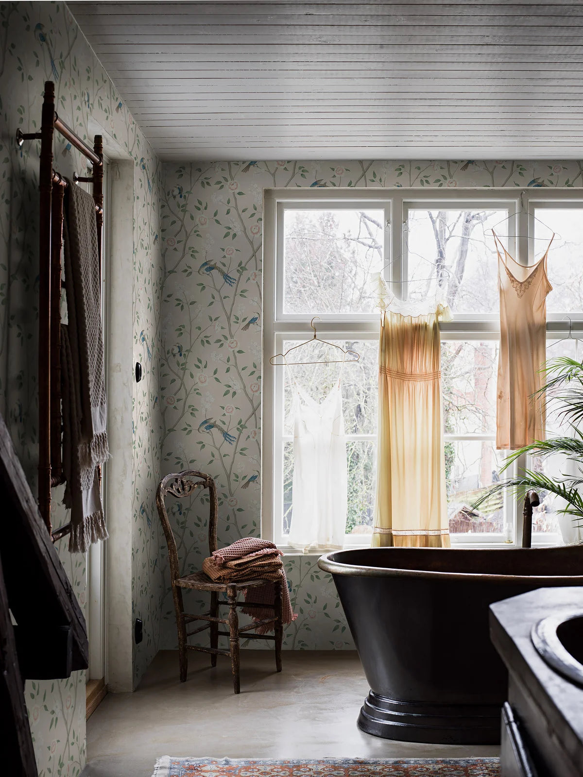 Vlies-Tapete mit Pflanzenmuster PARADISE BIRDS beige mit grün und rosa