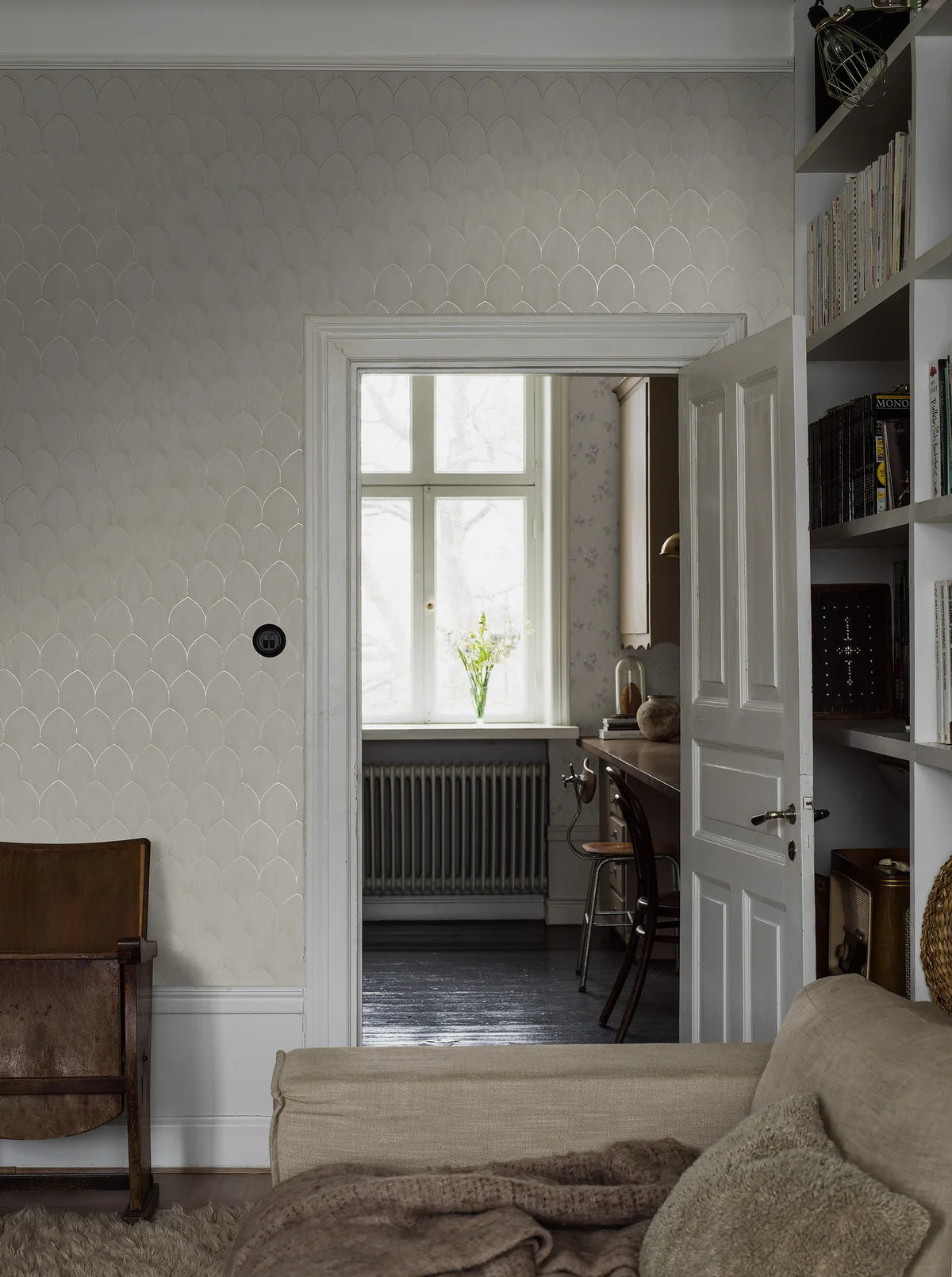 Tapete mit geometrischem Muster von Bögen GOLDEN ARCHES gebrochenes Weiß