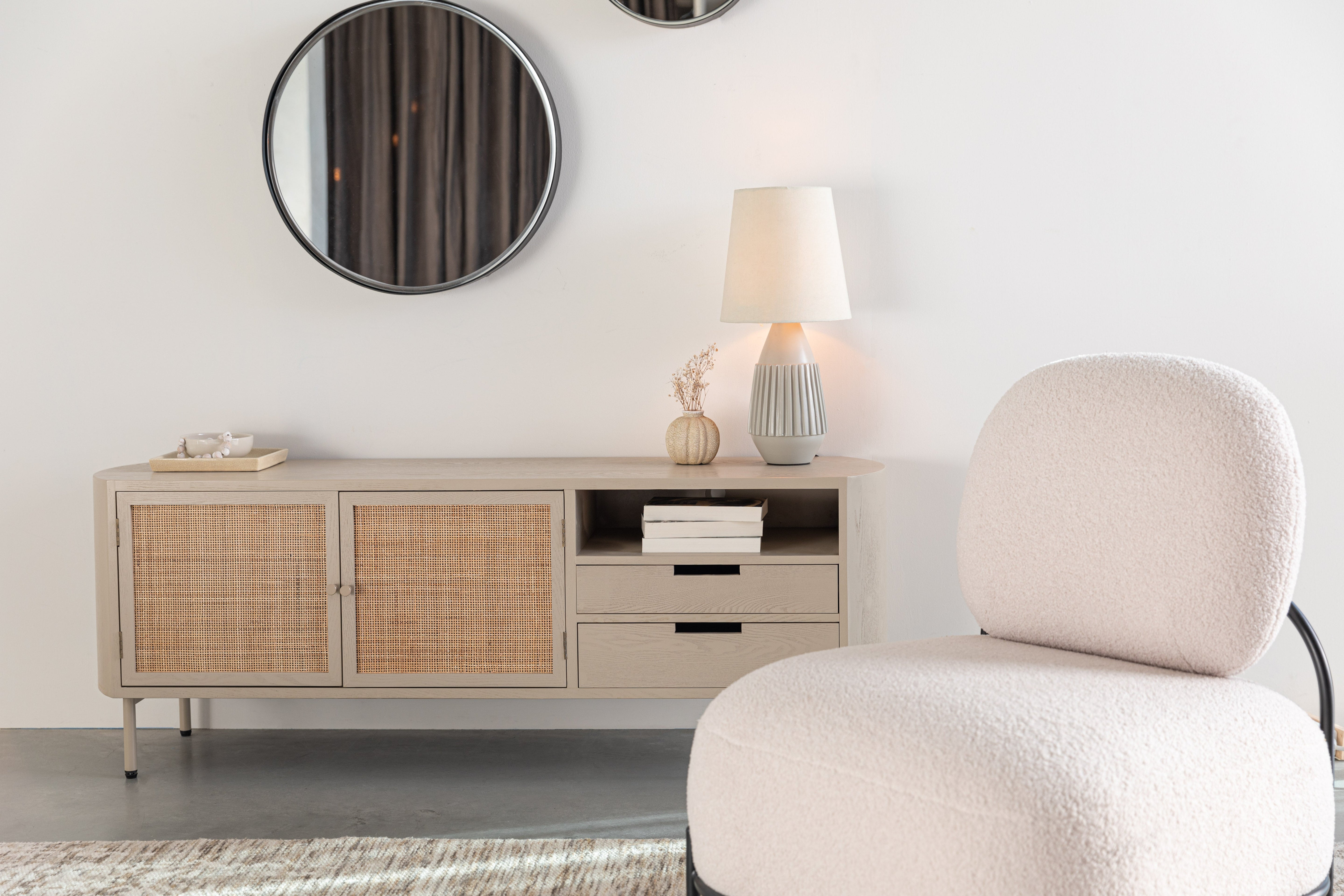 Szafka RTV AMAYA beżowy z rattanem – White Label Living