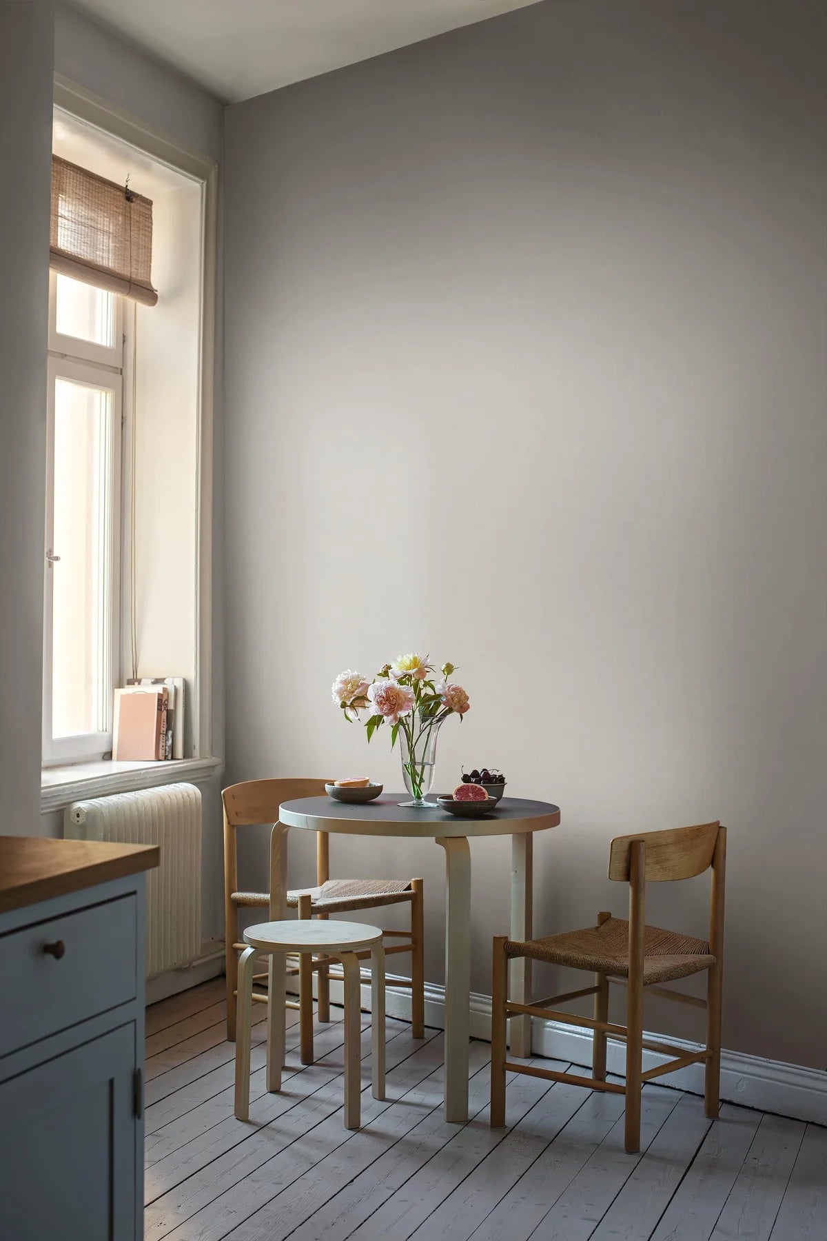 Strukturierte Tapete, die Leinen imitiert - FLAX FIBER grau-beige