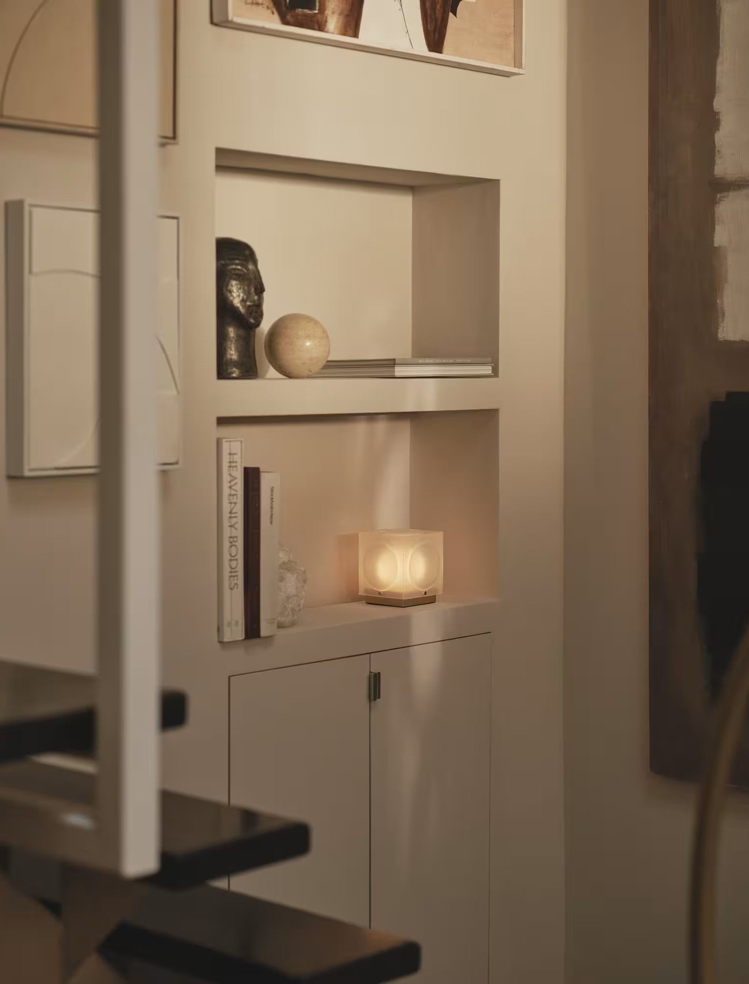 Tragbare Lampe CHANT mit mattem Schirm und silbernem Fuß