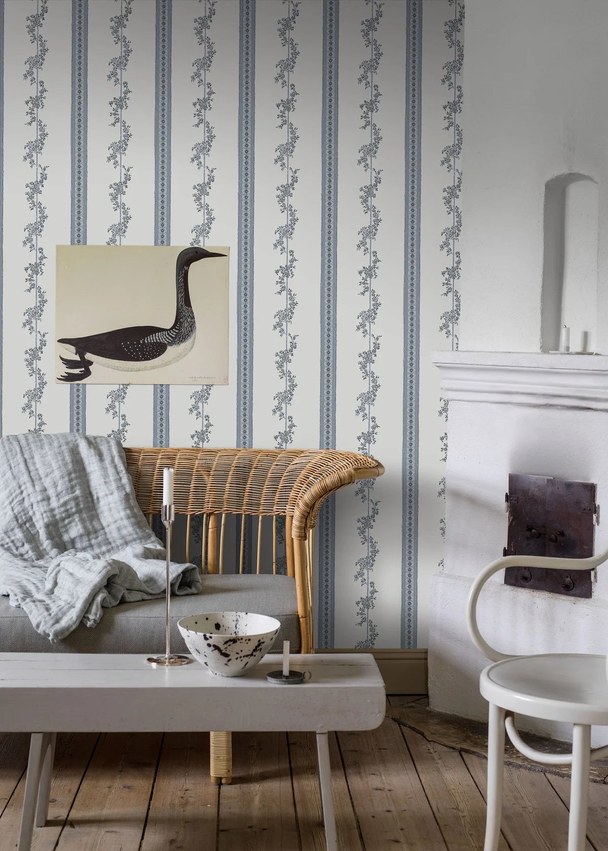 Non-woven paper wallpaper with a floral pattern DROTTNINGHOLM blue with cream