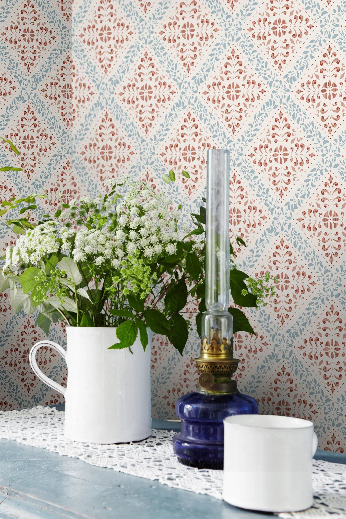 Vlies-Tapete mit abstraktem Muster NYBORG Terrakotta mit Blau