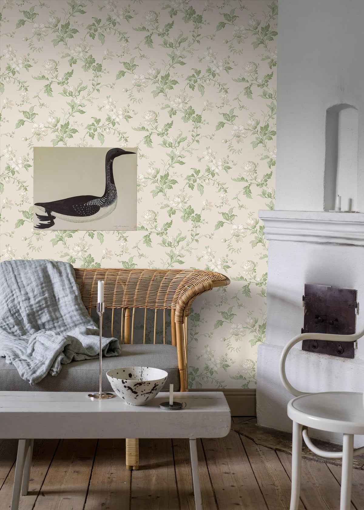 Non-woven paper wallpaper with a floral pattern BLOMSLINGA pink with green