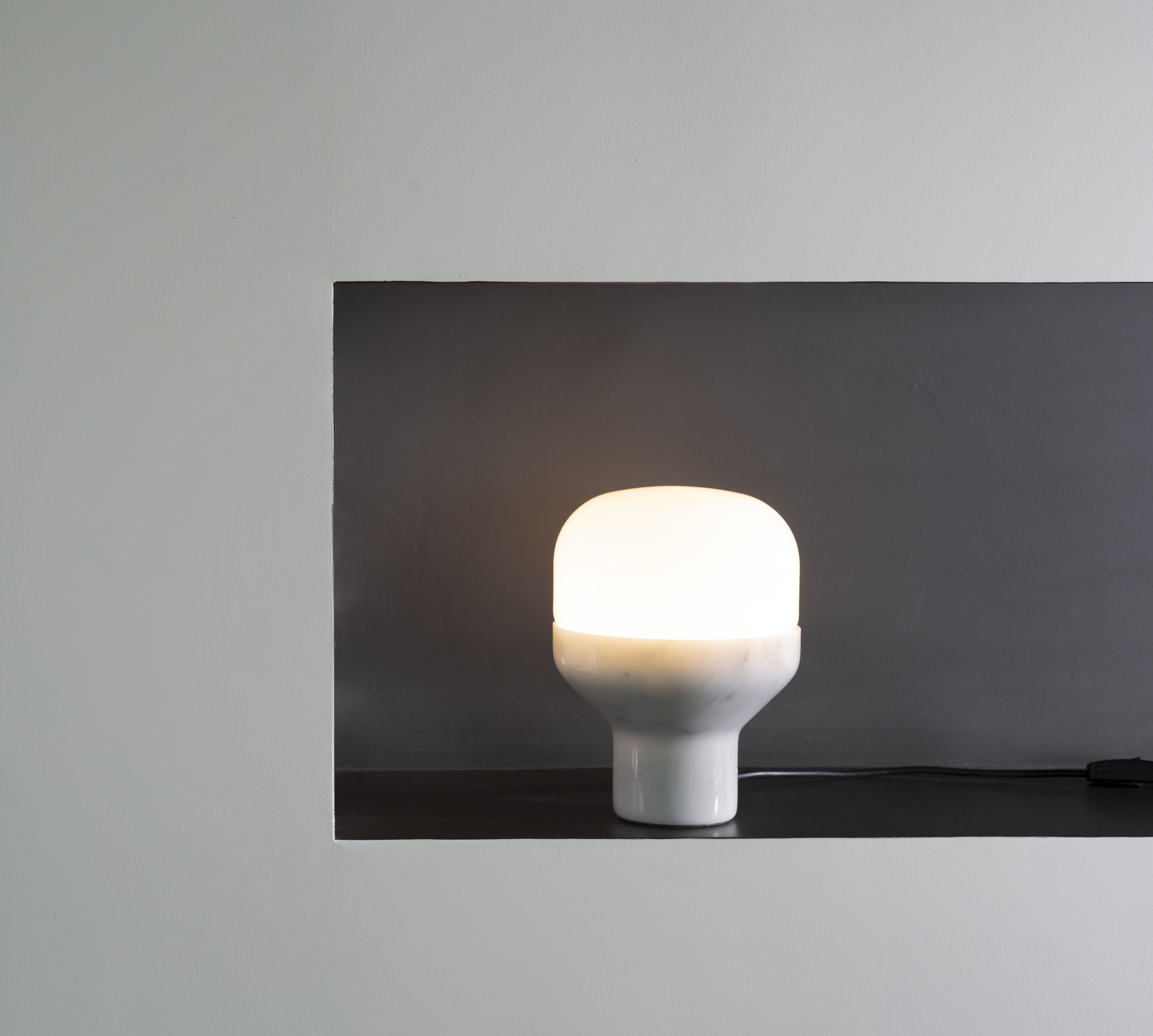 Lampa stołowa DELUX opalowe szkło z czarną podstawą