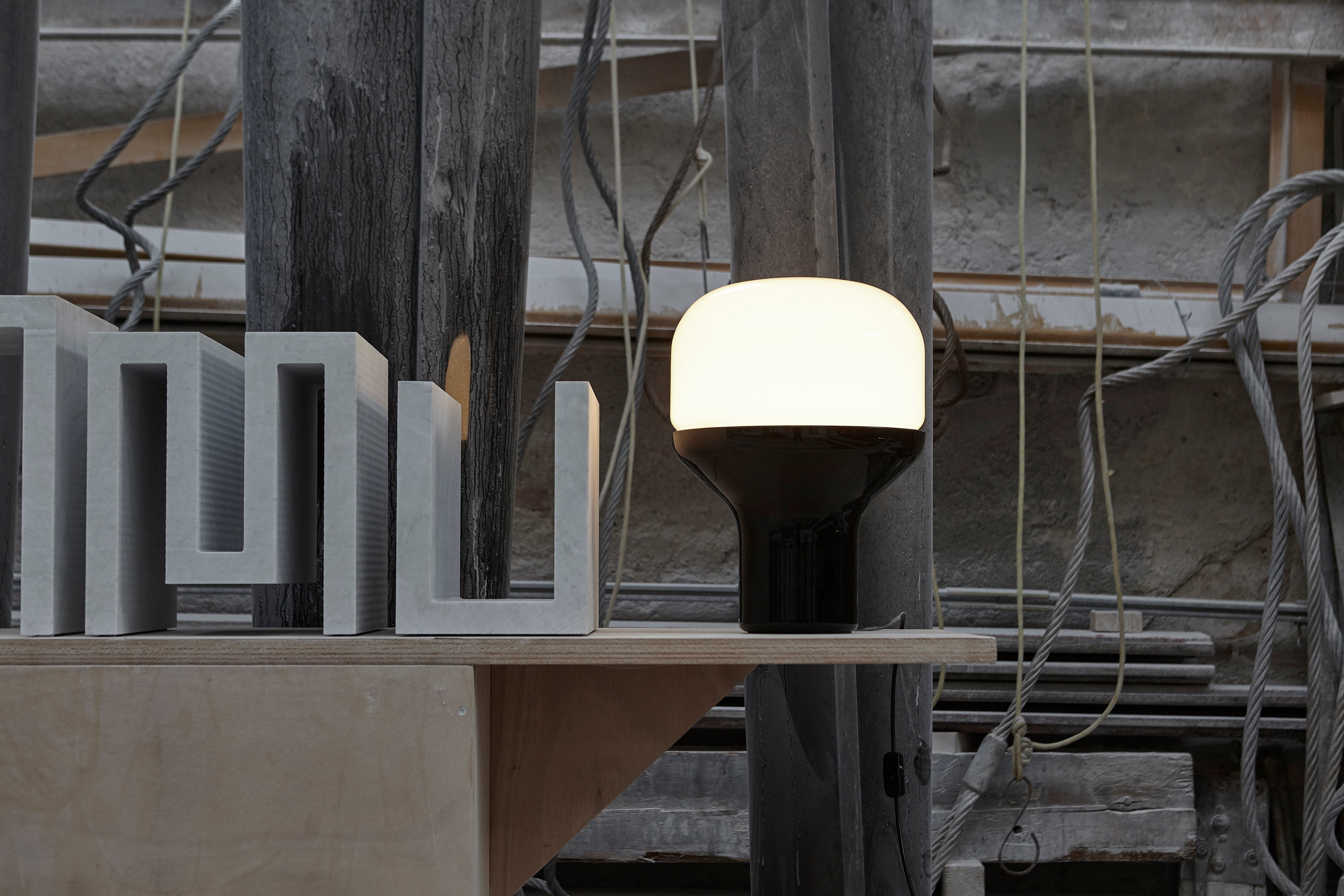 Lampa stołowa DELUX opalowe szkło z czarną podstawą