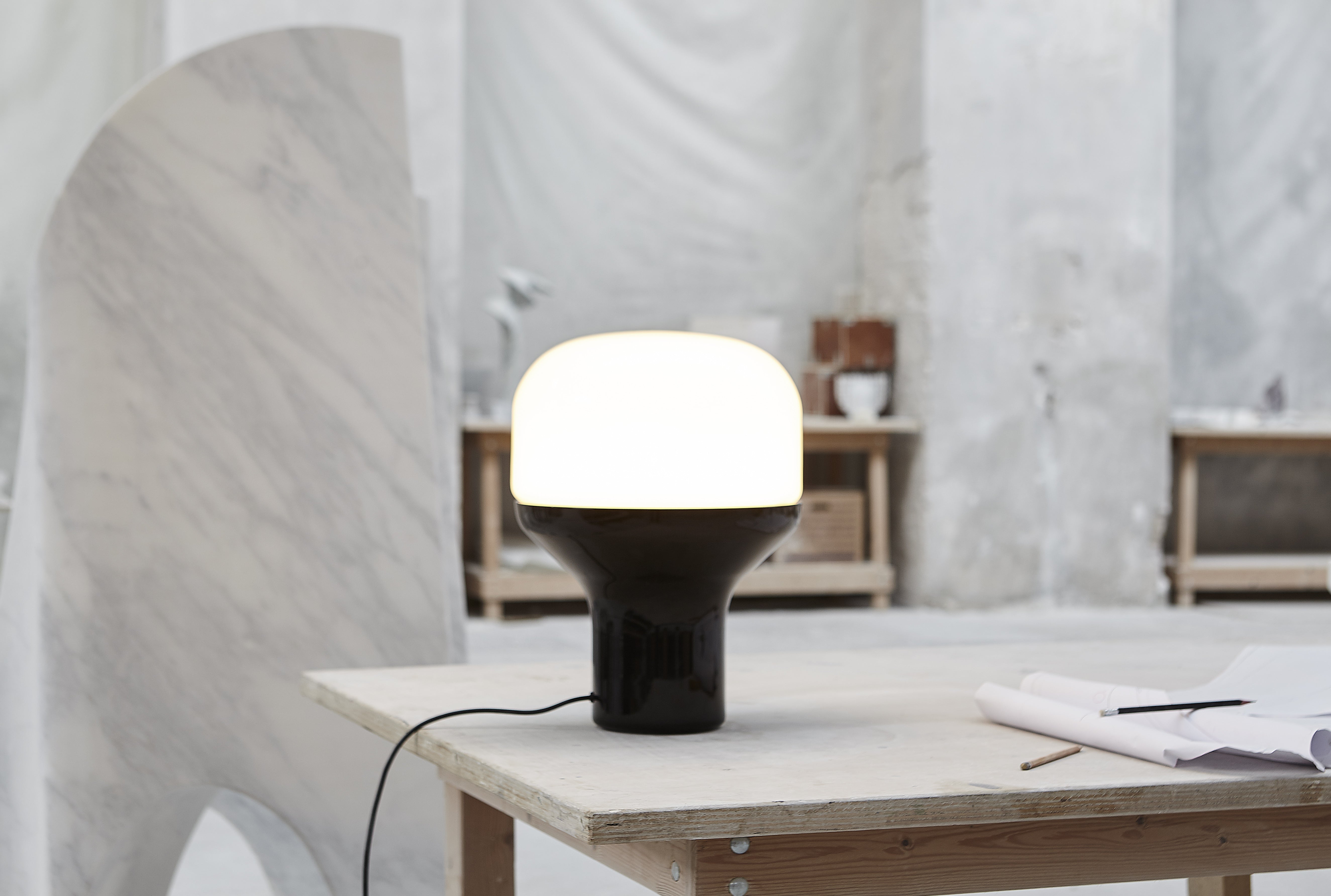 Lampa stołowa DELUX opalowe szkło z czarną podstawą