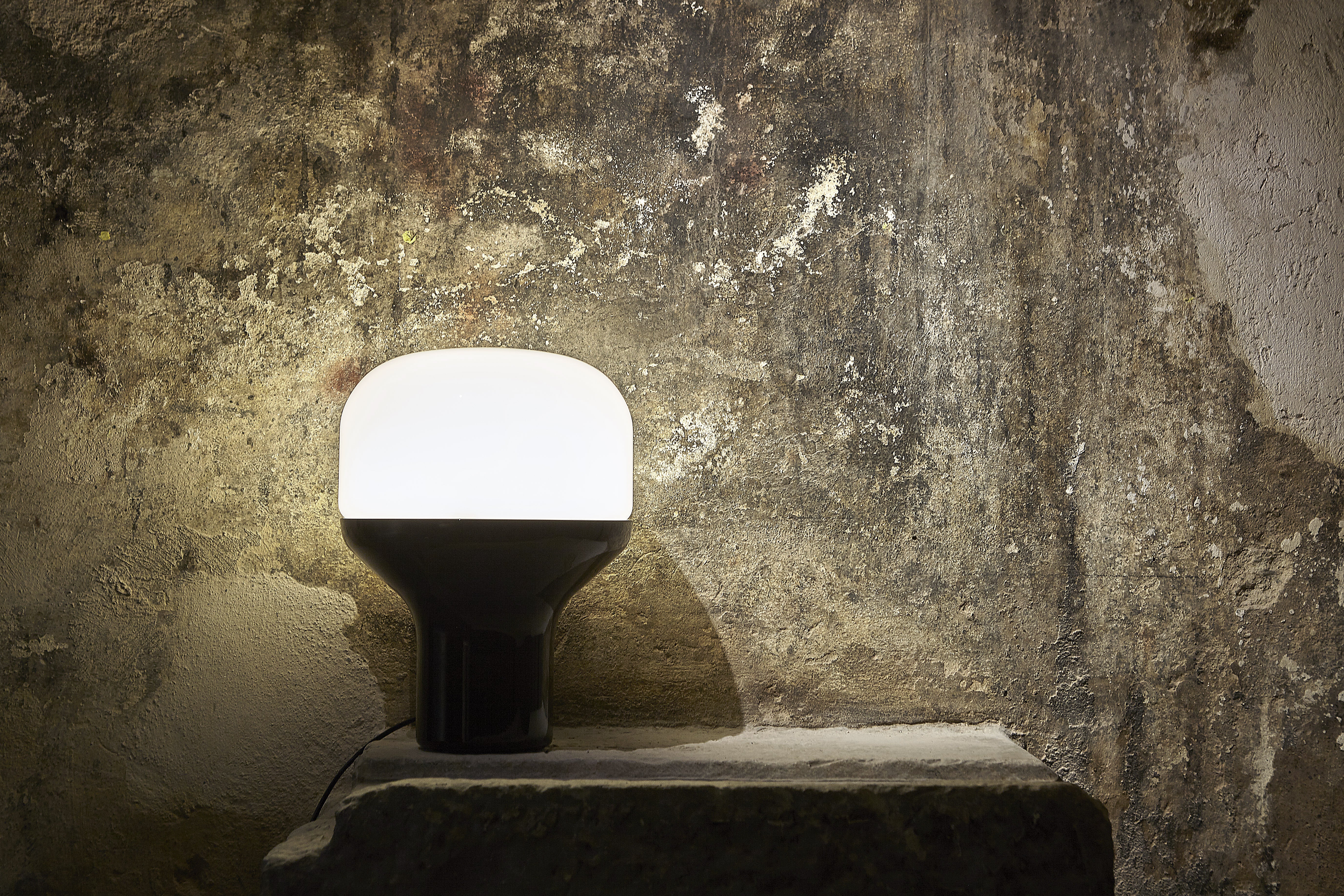 Lampa stołowa DELUX opalowe szkło z czarną podstawą