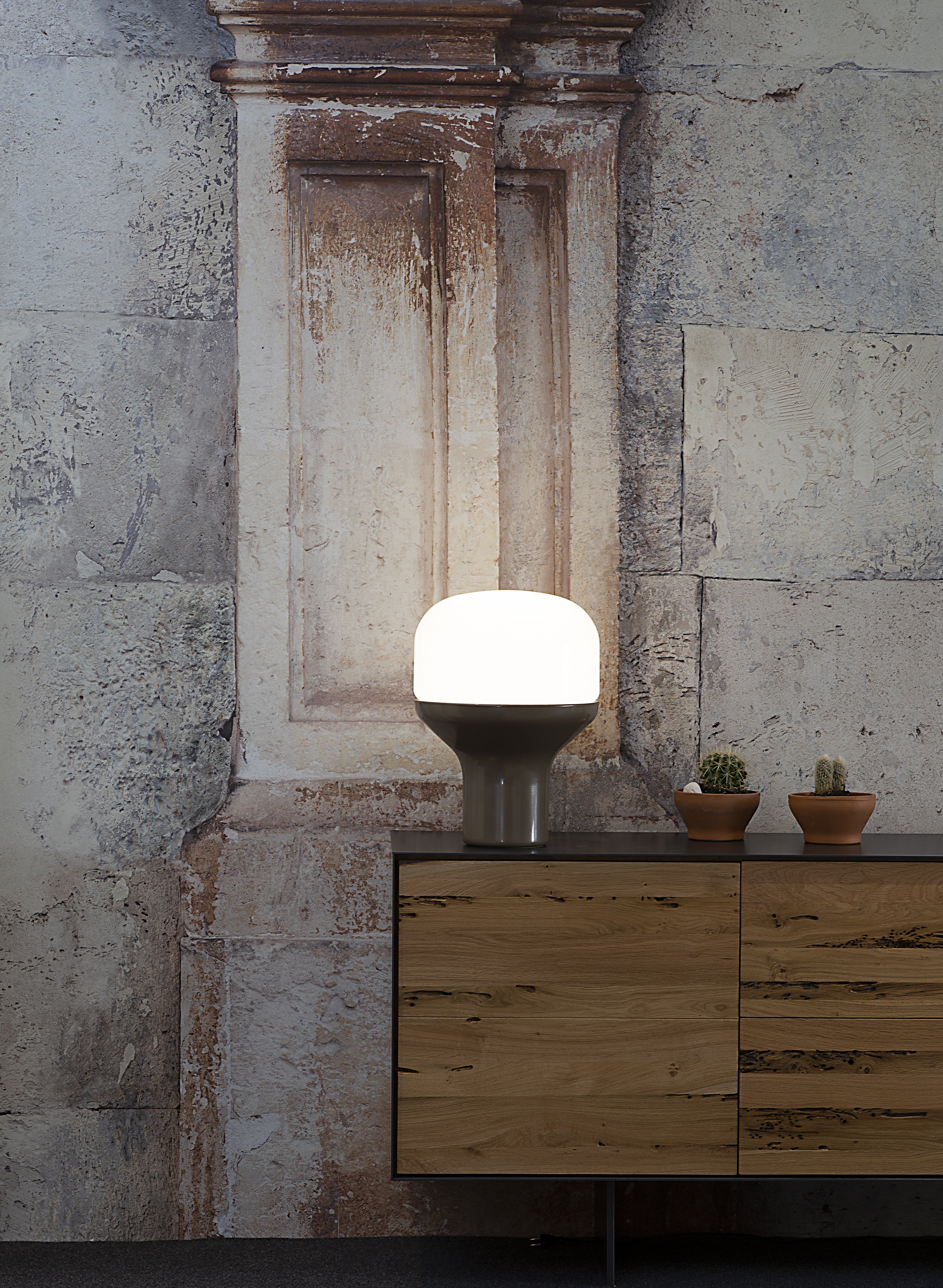 Lampa stołowa DELUX opalowe szkło z czarną podstawą