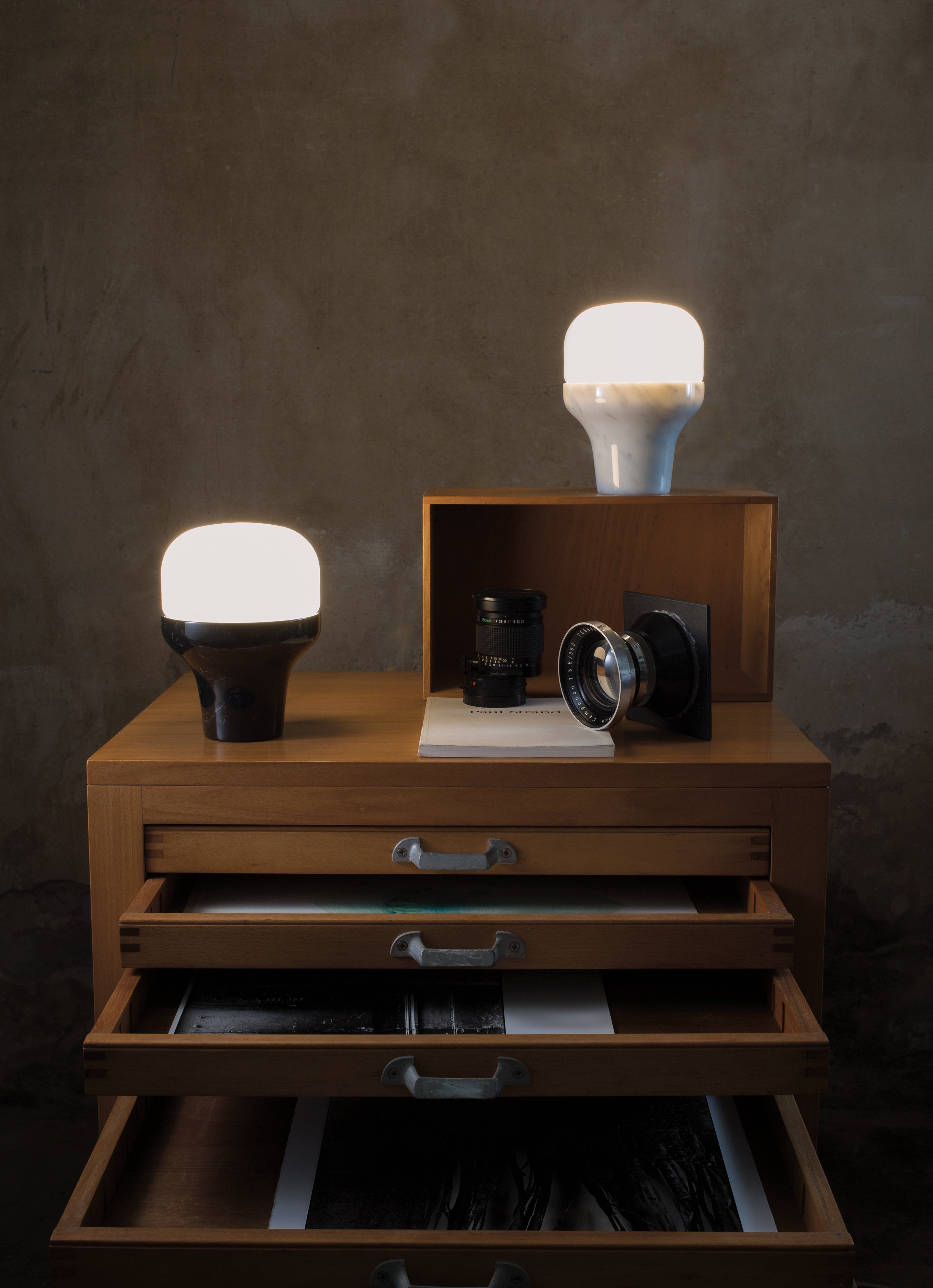 Lampa stołowa DELUX opalowe szkło z czarną podstawą