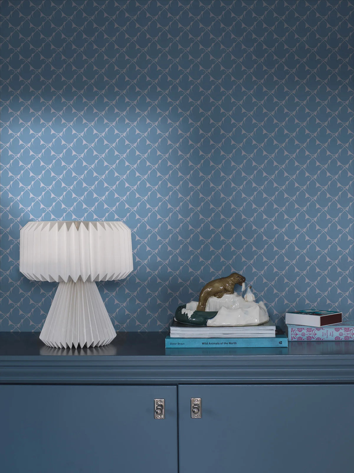 Tapete mit geometrischem Muster PIPPI blau mit Weiß