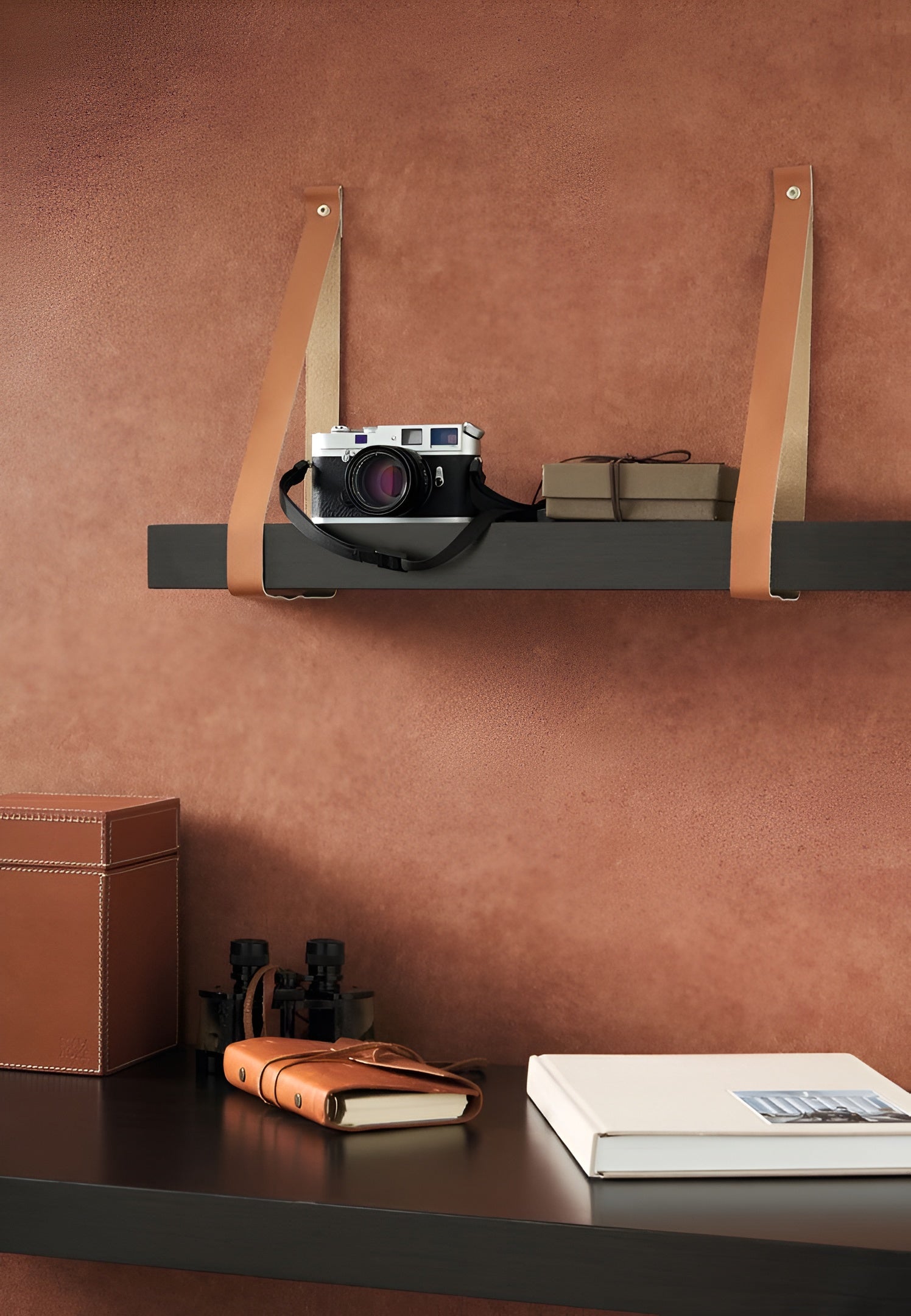 Vinyl wallpaper resembling leather CLUB cognac