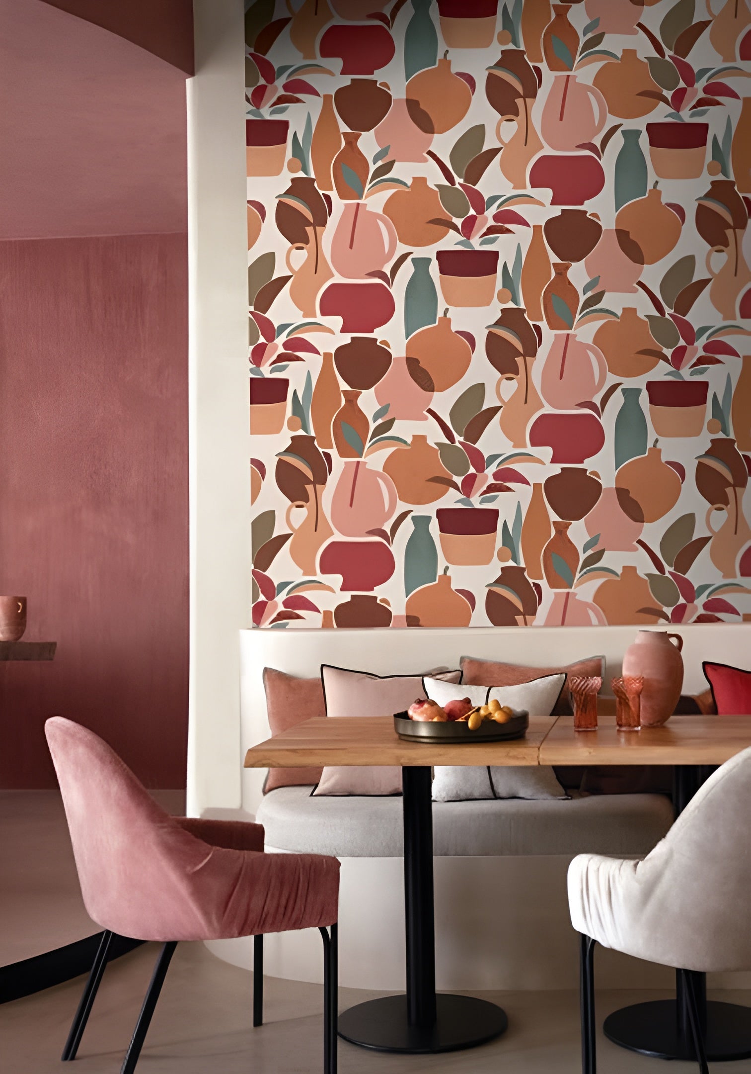 Structural wallpaper with vase motif VALLAURIS - GRENAT/ORANGE BRULEE pink with orange