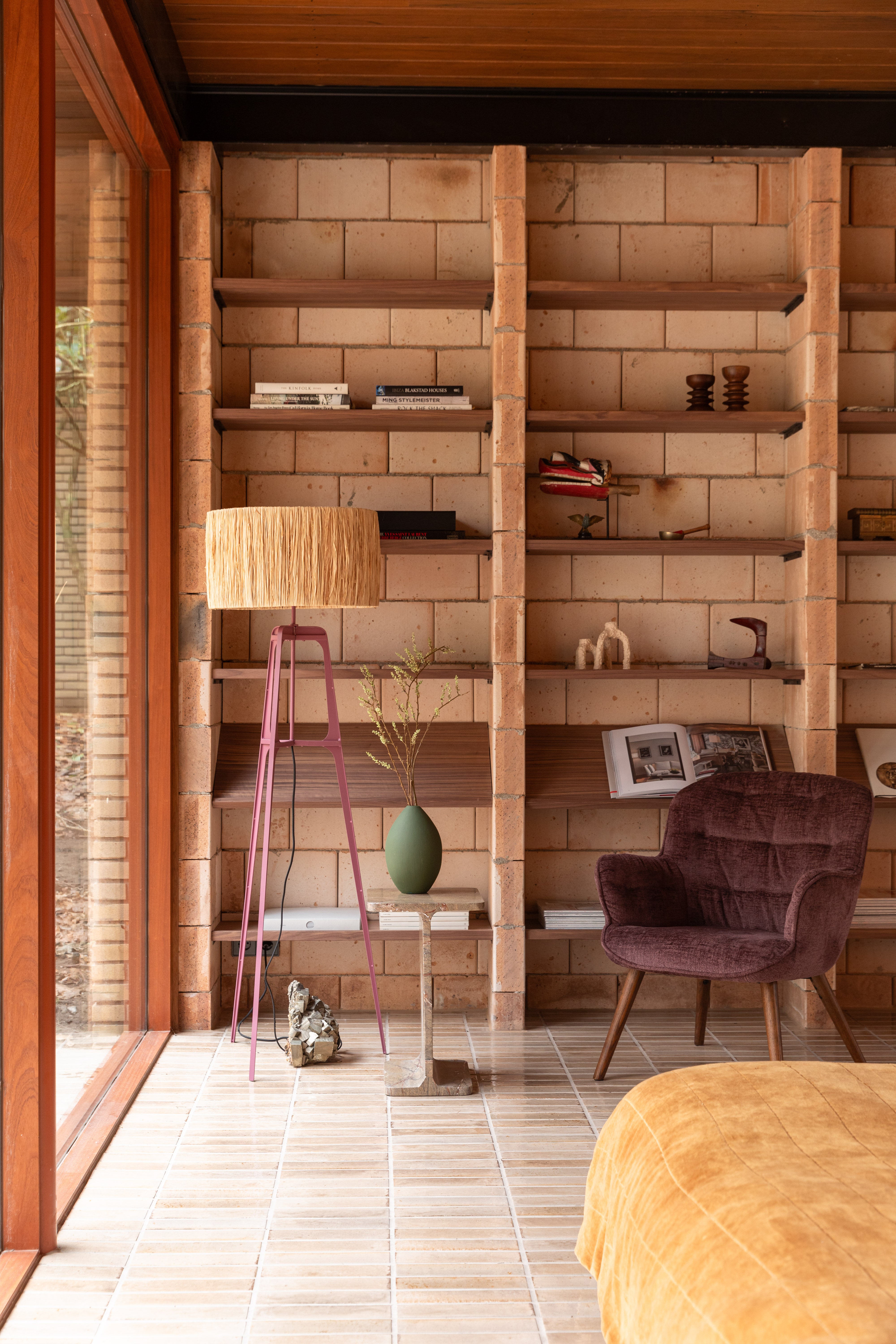 Lampe AFRA hellbraun mit pflaumenfarbener Basis