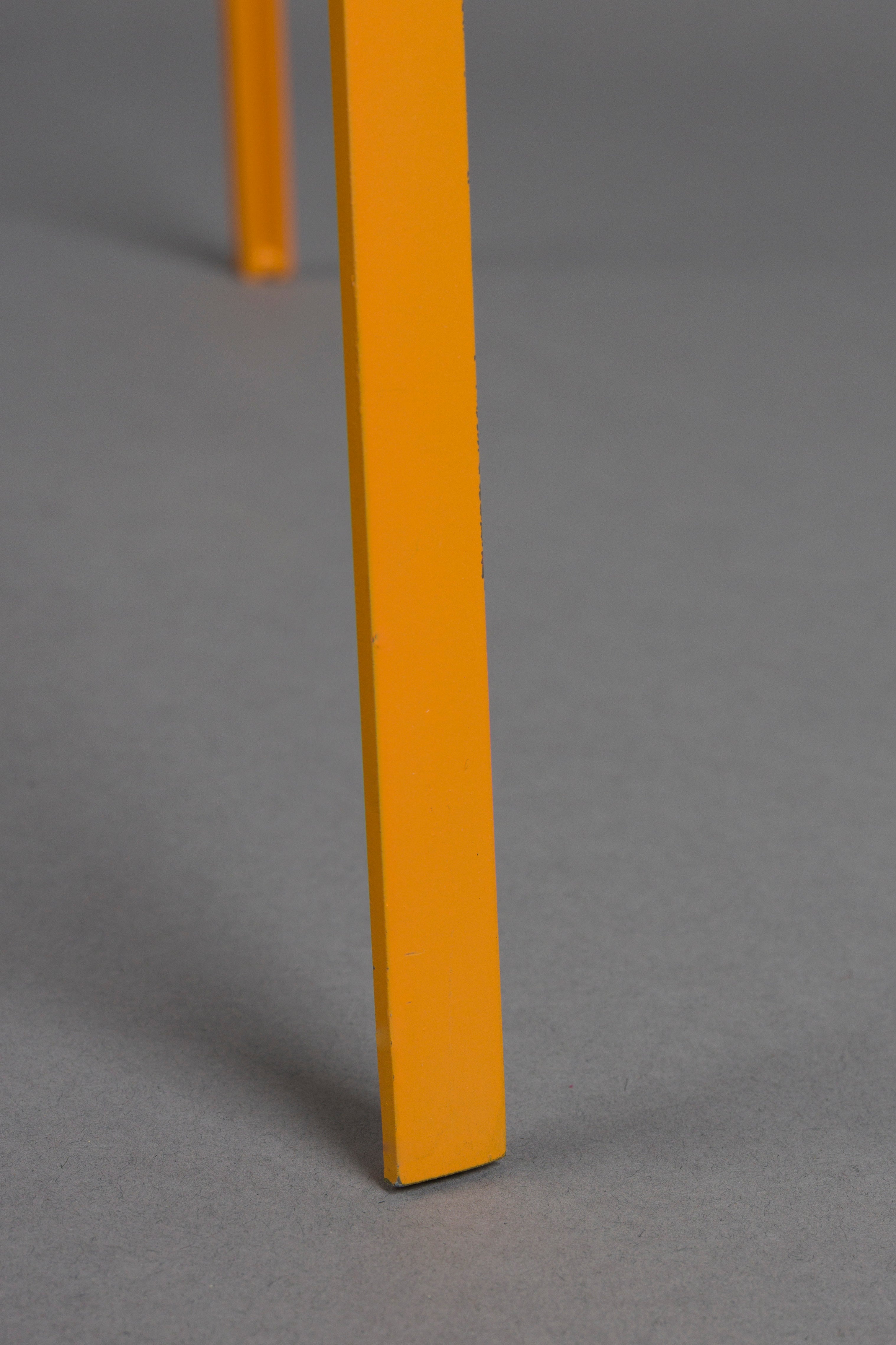 Stehlampe Dreibein AFRA hellbraun mit orangefarbenem Sockel