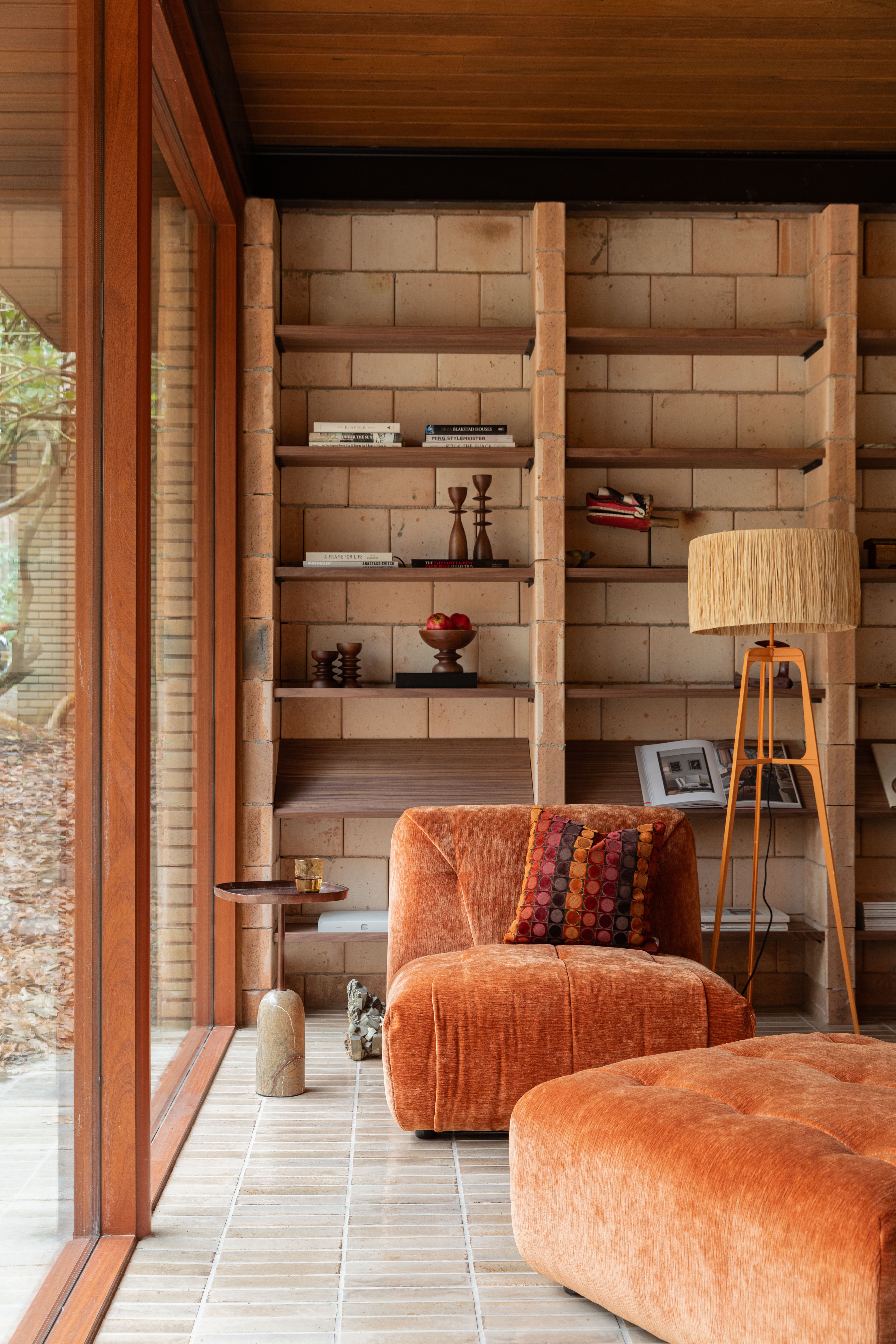 Stehlampe Dreibein AFRA hellbraun mit orangefarbenem Sockel