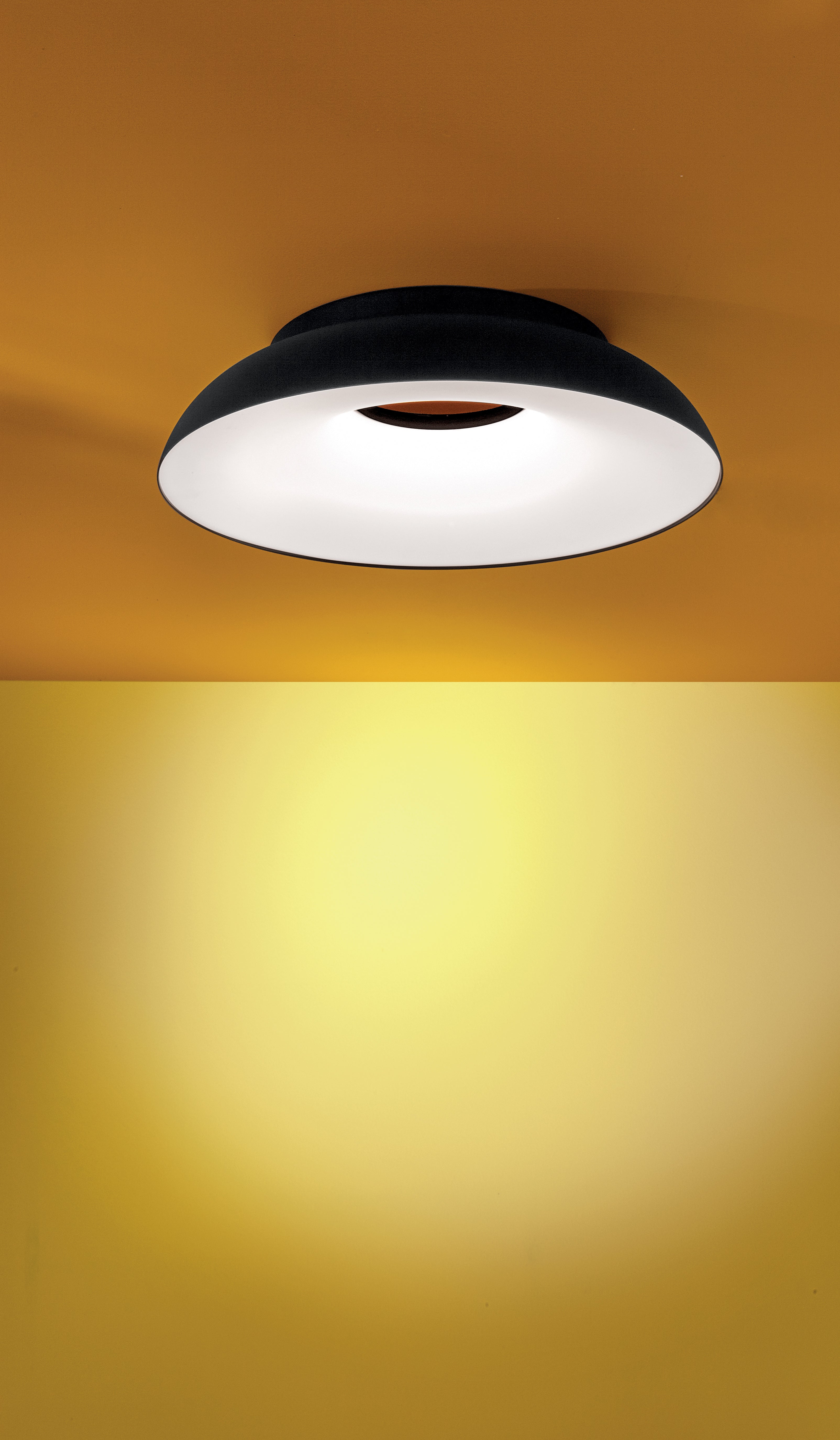 Wandlampe MAGGIOLONE in Schwarz, geprägt