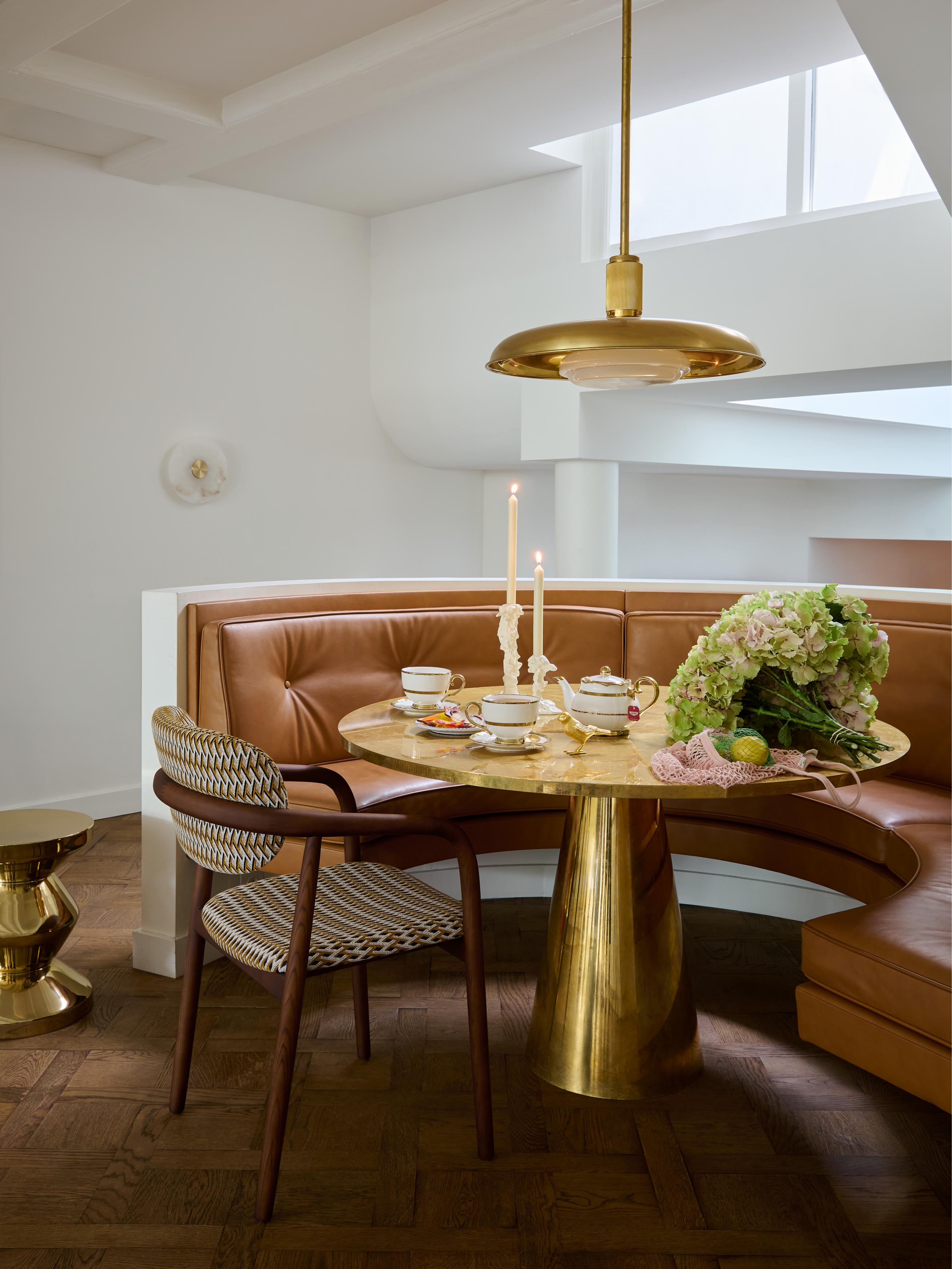 Sessel mit Armlehnen HENRY in geometrischem Muster mit Holzgestell