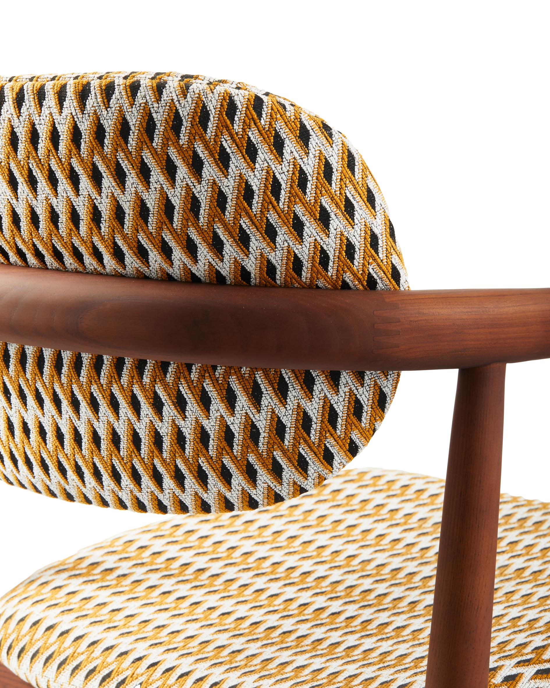 Sessel mit Armlehnen HENRY in geometrischem Muster mit Holzgestell