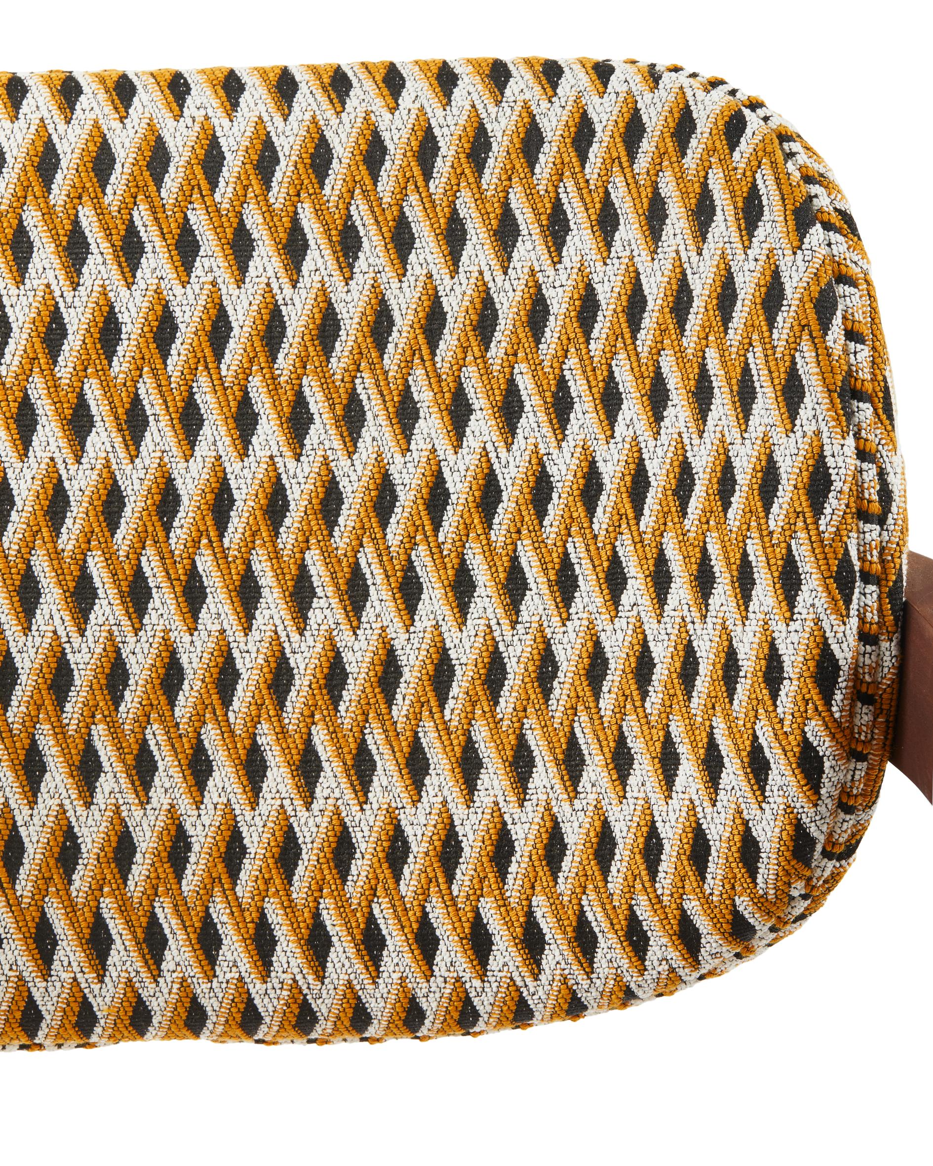 Sessel mit Armlehnen HENRY in geometrischem Muster mit Holzgestell