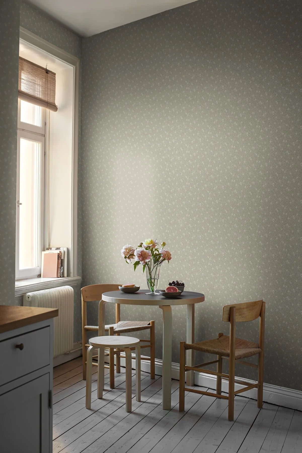 Khaki Floral and Leaf Pattern Wallpaper MYRTEN with White