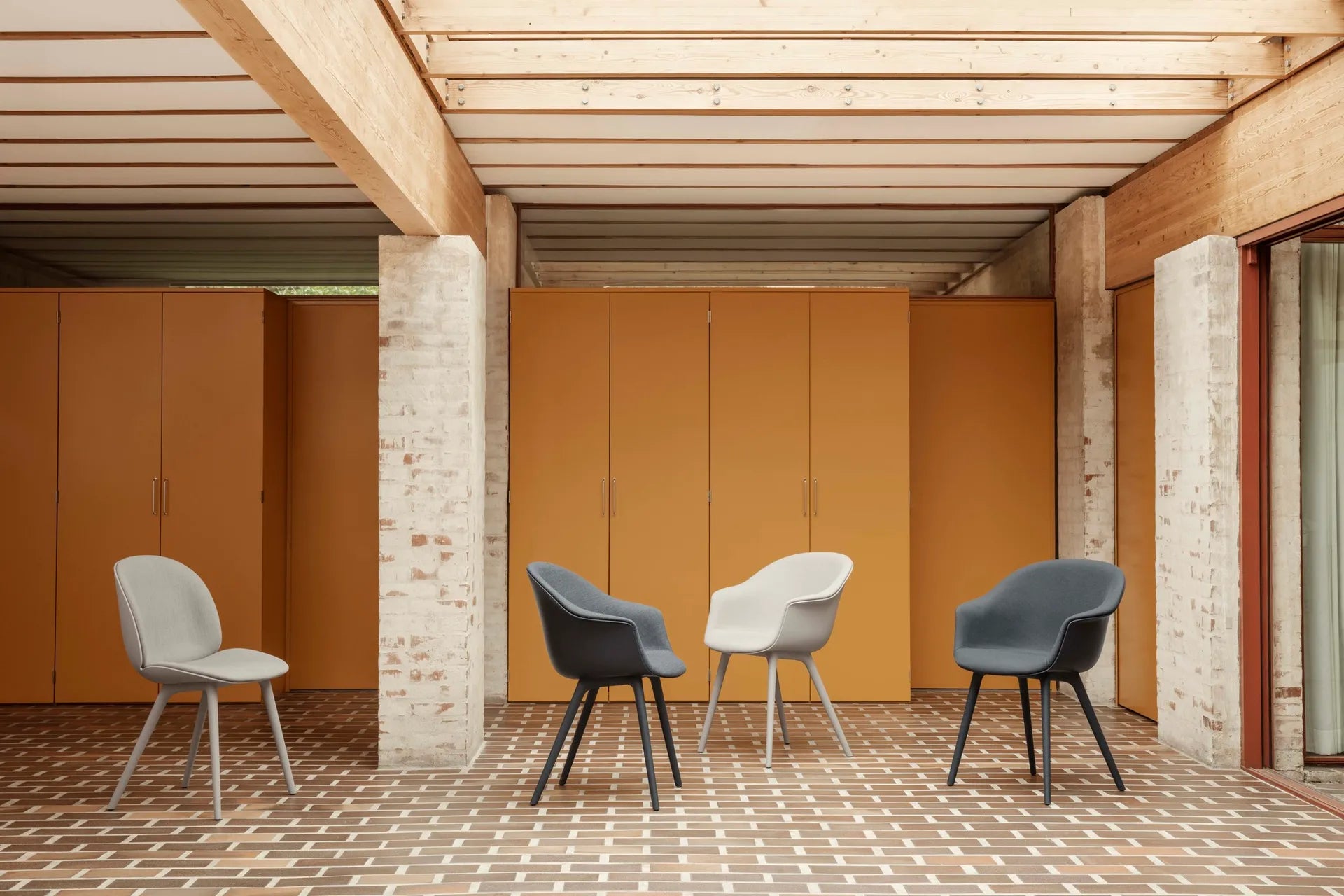 BAT Stuhl grau mit schwarzem Fuß