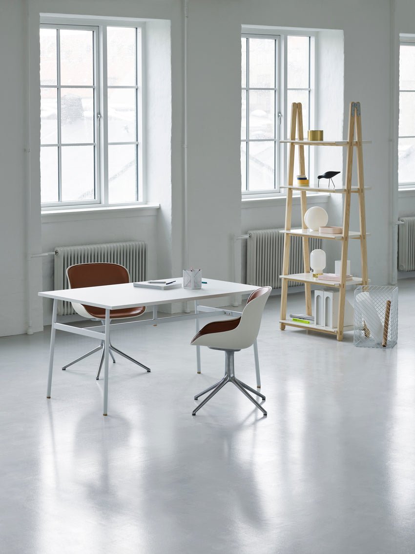 Hyg 4L sand upholstered office chair with an aluminum base