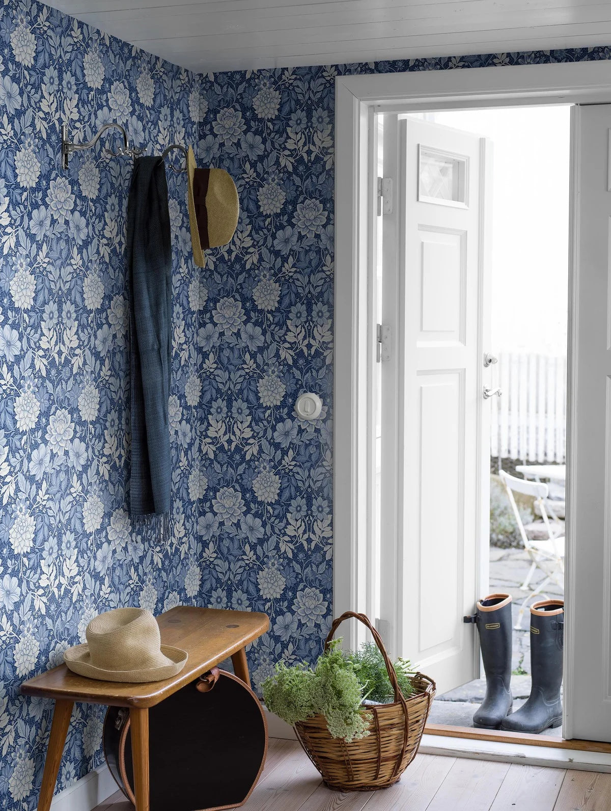 Non-woven paper wallpaper with a floral pattern DAHLIA GARDEN blue with white